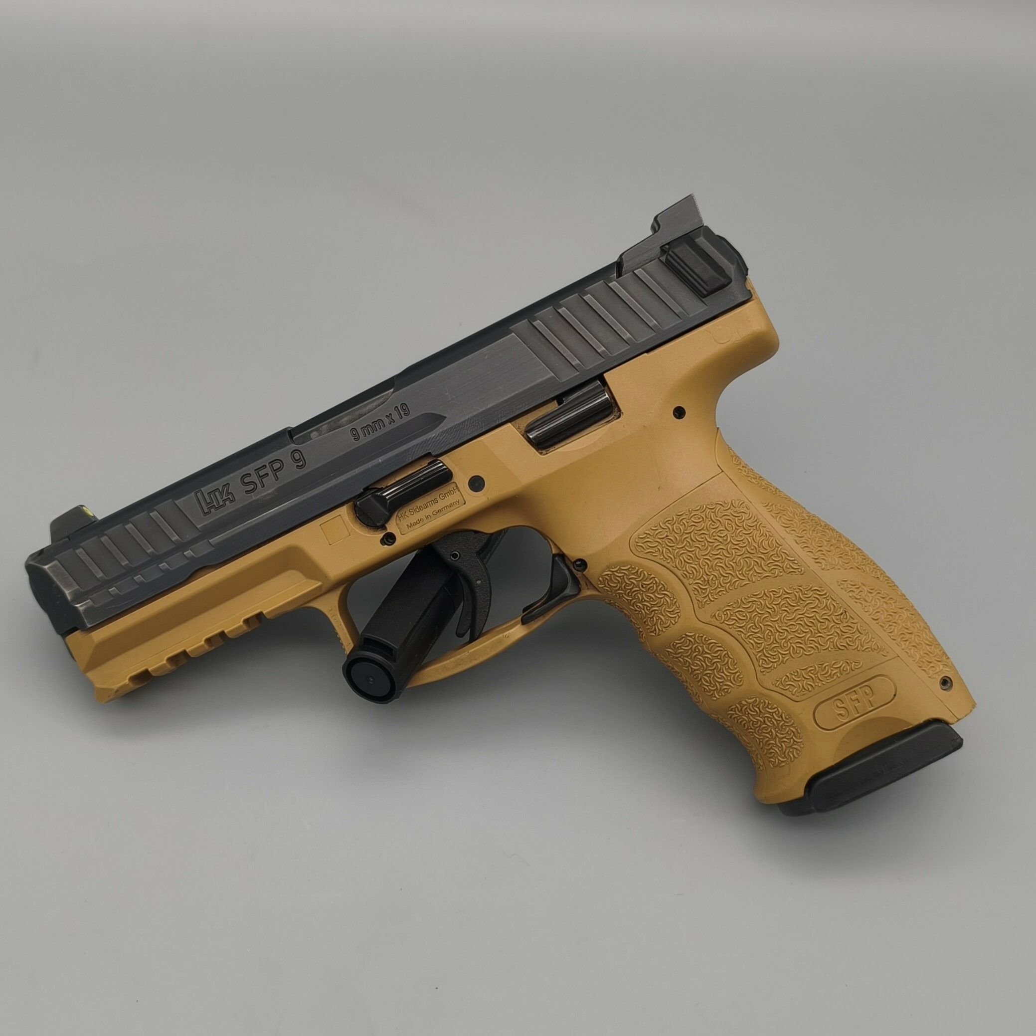 Heckler & Koch SFP9 RAL8000 Kolor Piaskowy z Przyrządami Tritium 9mm Luger