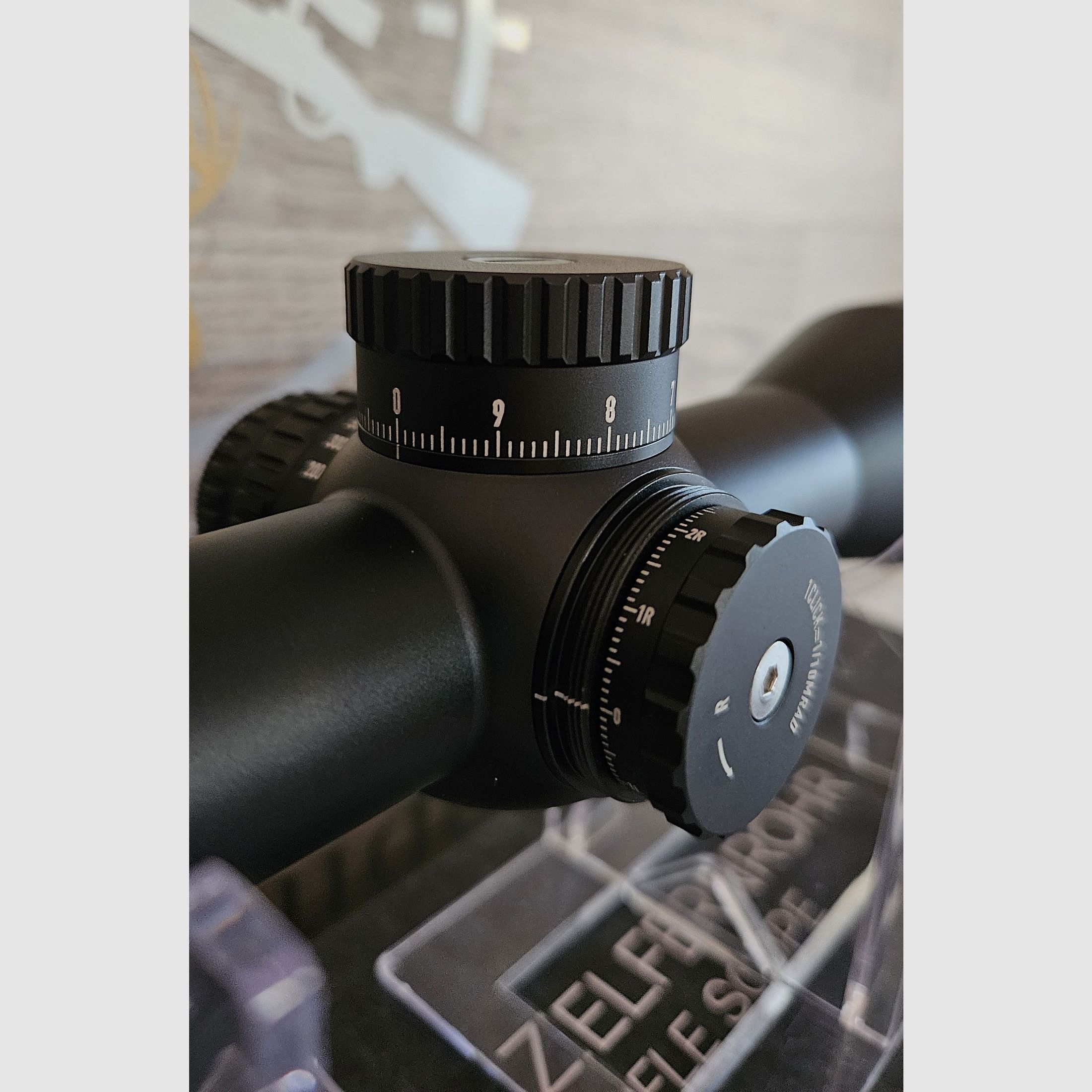 Telescopio AKAH 2-12x44 LA Retículo 4 con punto de luz + compensación de paralaje - Producto nuevo del comercio especializado -