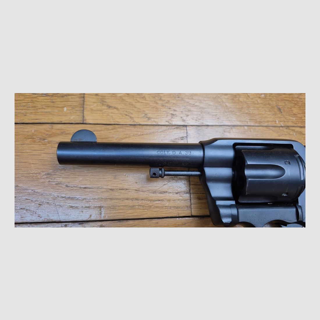 Sehr schöner Revolver Colt 1895 – Ikonisches Modell mit kippbarem Trommel und gegen den Uhrzeigersinn drehend – Kal. 38 LC – Waffe von Hartford 1907 – Trommel mit verengten Kammern – Eines der letzten Produkte – Sehr gute Mechanik – Ausgezeichneter Lauf – Originalgriffschalen – Seltene Waffe – Kategorie D – Sehr guter Zustand – TBE+, Bild 7 von 22