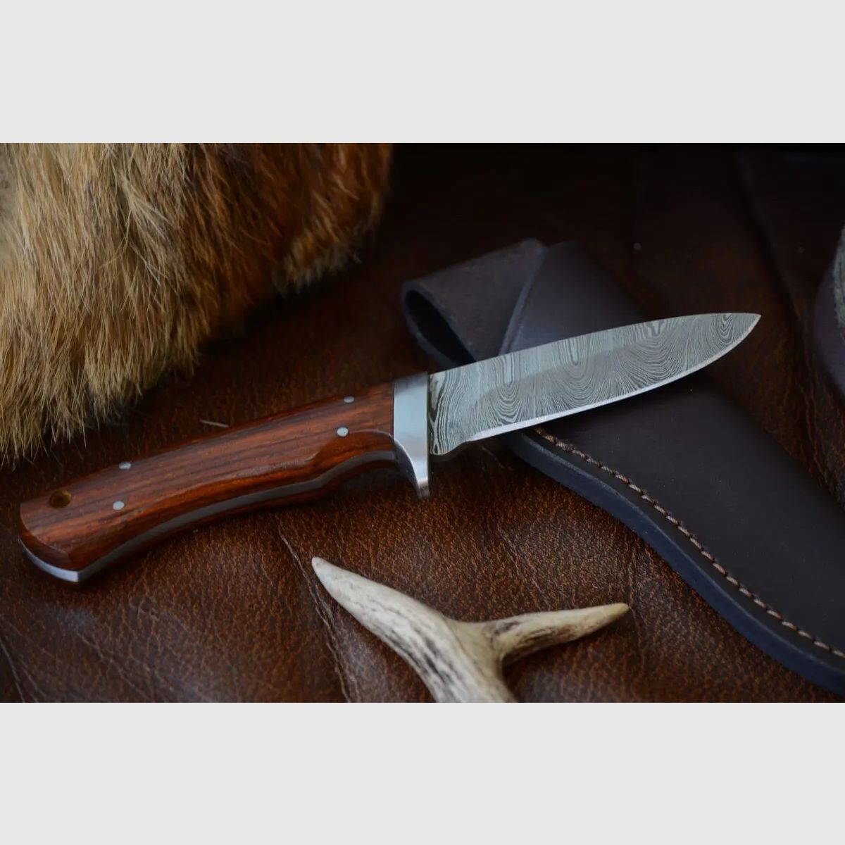 Cuchillo de caza Alljagd de damasco con empuñaduras de madera de roble