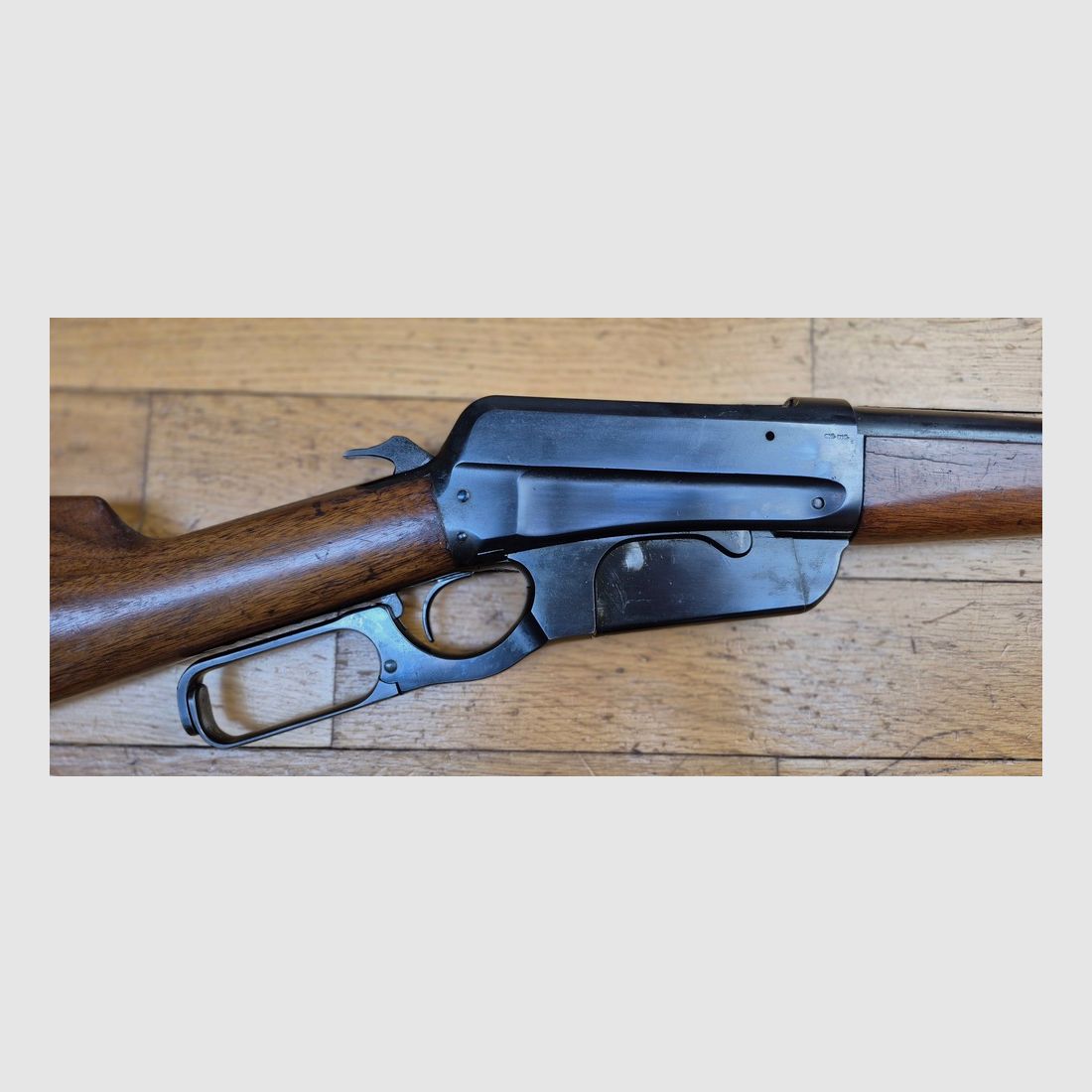 Sehr seltene „echte“ Winchester Repetierbüchse Modell 1895 Made in USA – Kal. 30.06 Springfield – Original Winchester Fertigung New Haven von 1911! – Import aus dem Deutschen Kaiserreich vor 1914 – Wunderschöner Nussbaumholz der Klasse IV – Original Bronzierung zu 98% nahezu perfekt – Sehr schöne Markierungen von „echter“ Winchester (nicht Japan nach 1985) – Prächtiger Lauf und perfekte Mechanik – Waffe im Originalzustand in außergewöhnlichem Zustand – Kategorie D §e)! – Sehr selten und in TBE++, Bild 31 von 38