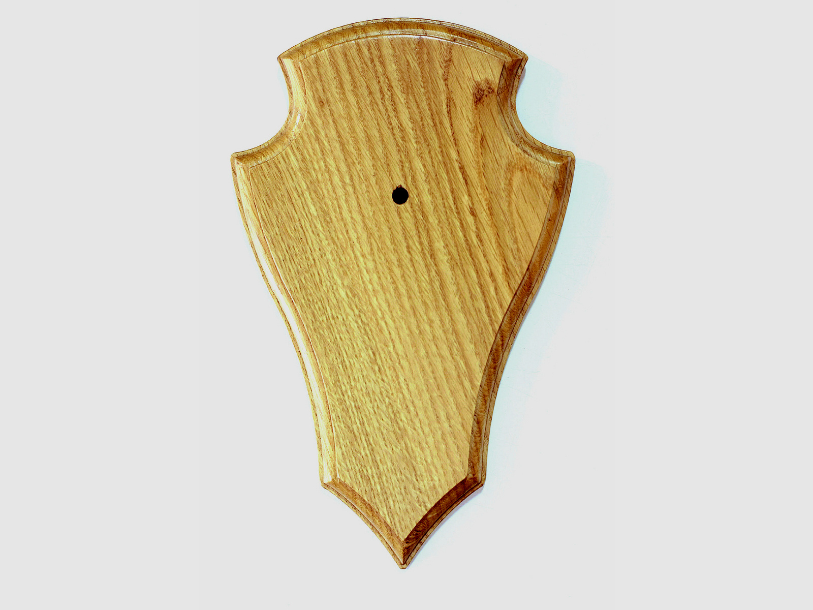 Plaque en bois de chêne clair avec des cornes de cerf