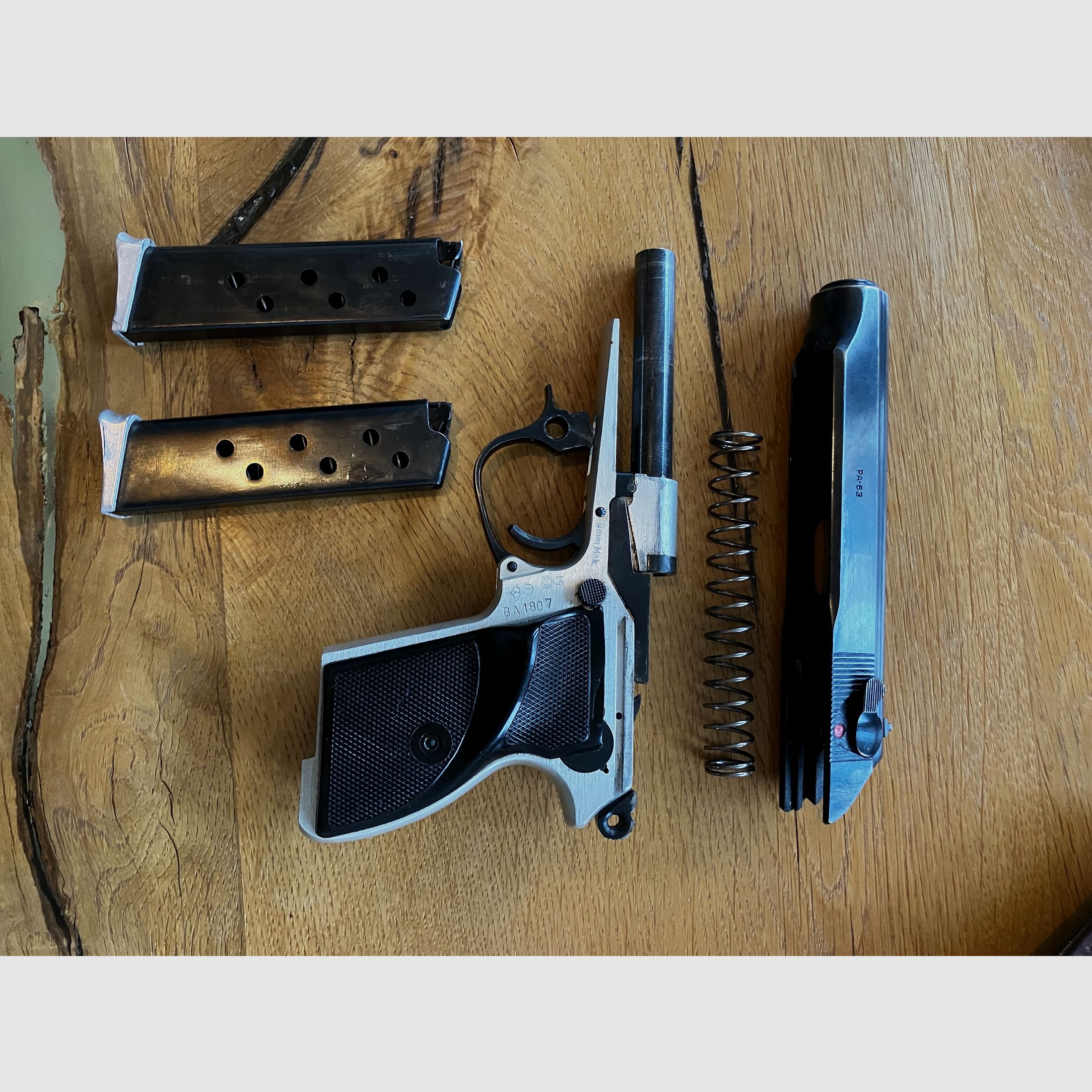 Halbautomatische Pistole Makarov 9mm