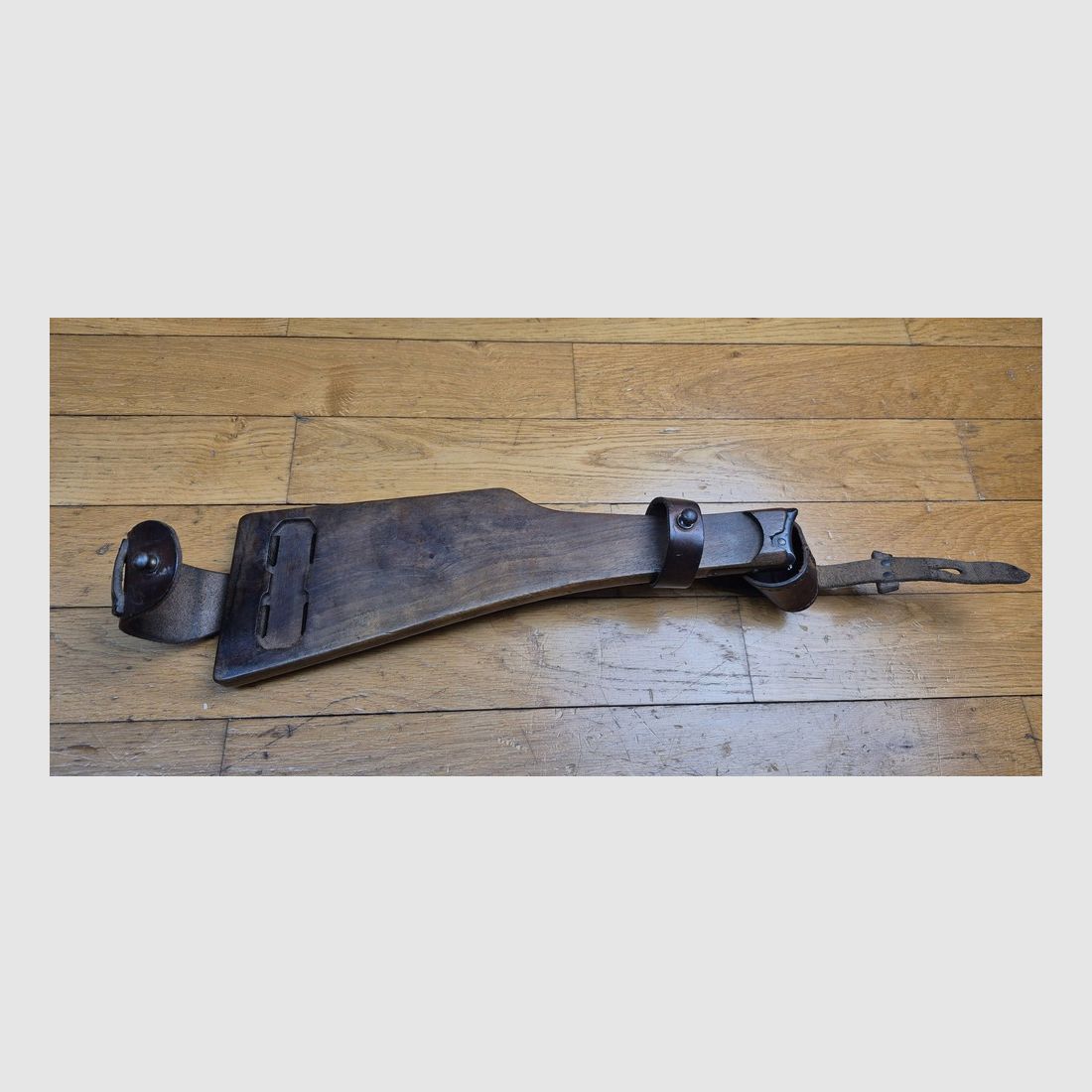 Très belle crosse pour pistolet Luger P08 long dit « d&rsquo;artillerie » – Exemplaire doté de tous ses cuirs d&rsquo;attache bien souples et solides – Beaux poinçon et marquage d&rsquo;origine – Fabrication DMW – Très rare surtout avec ses cuirs – Excellent état – TBE++, image 4 sur 19