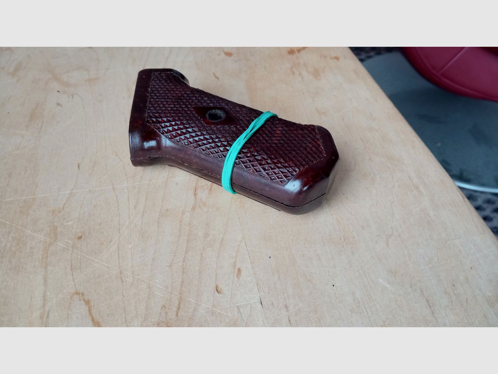 Original AK47 Typ 1 Griff aus Bakelit / zusammengehörige Griffschalen