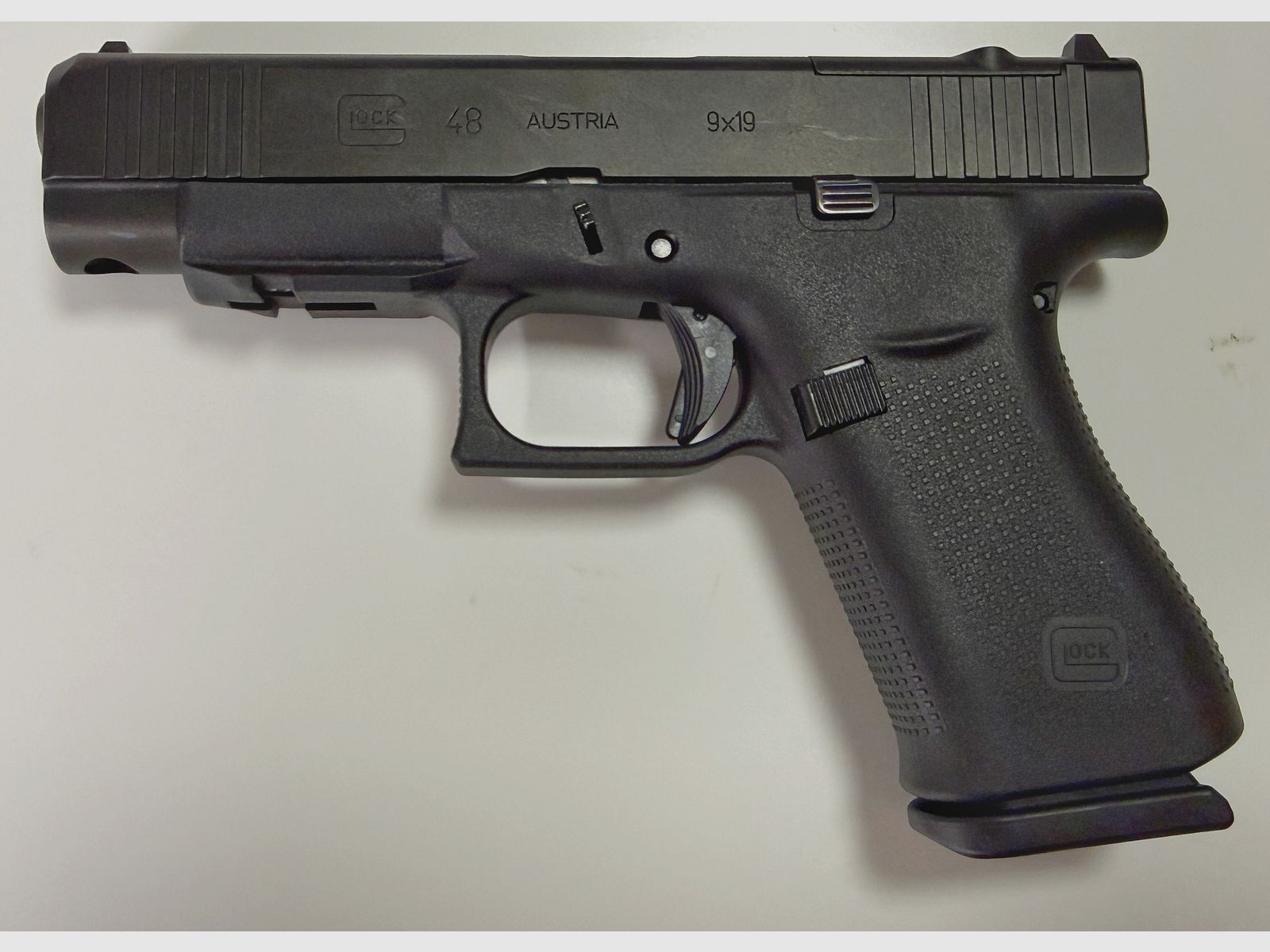Glock 48 R MOS in 9 mm Luger mit 6 Magazinen und 2 Holstern