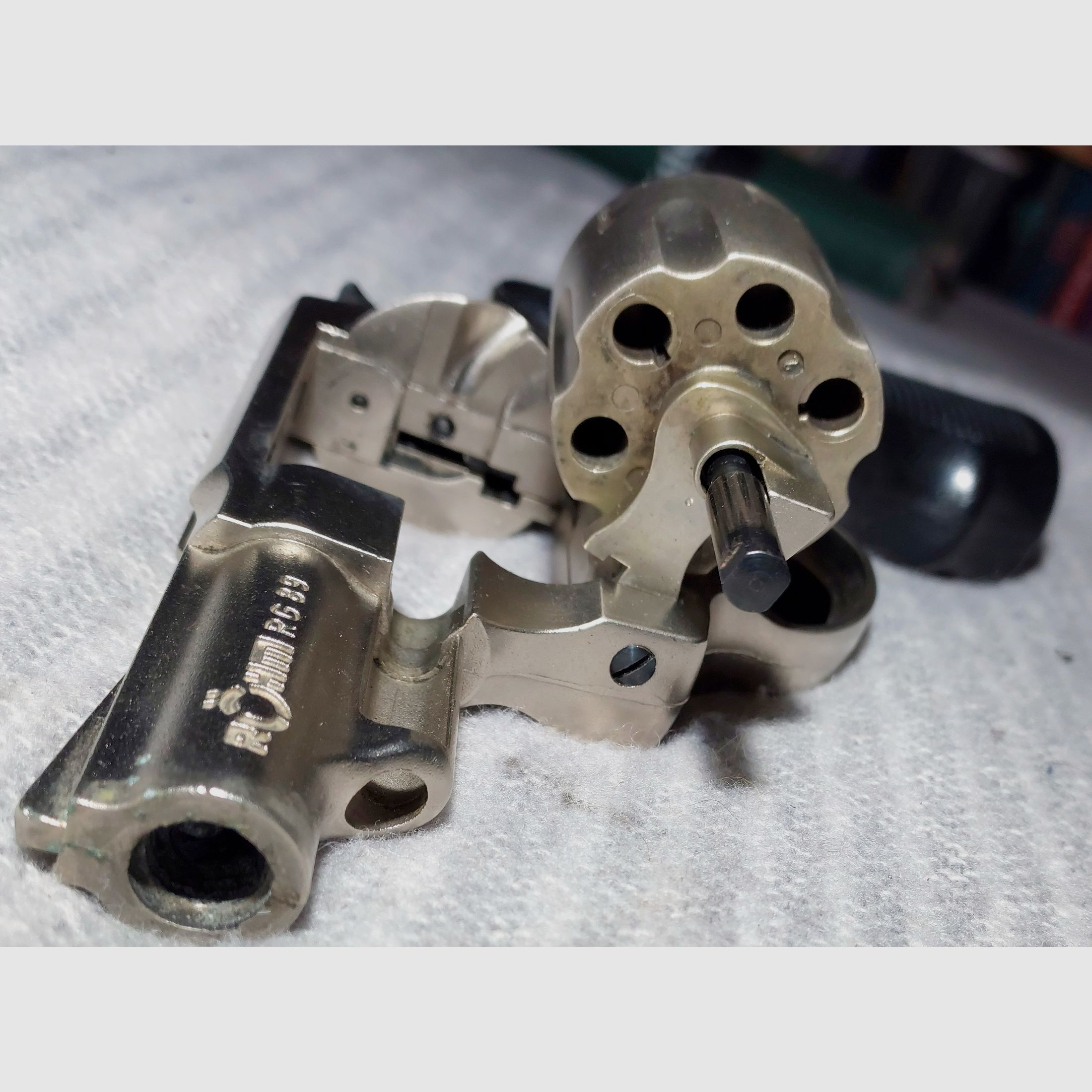 Röhm RG89 revolver a salve cromato (PTB 451) impugnature da combattimento