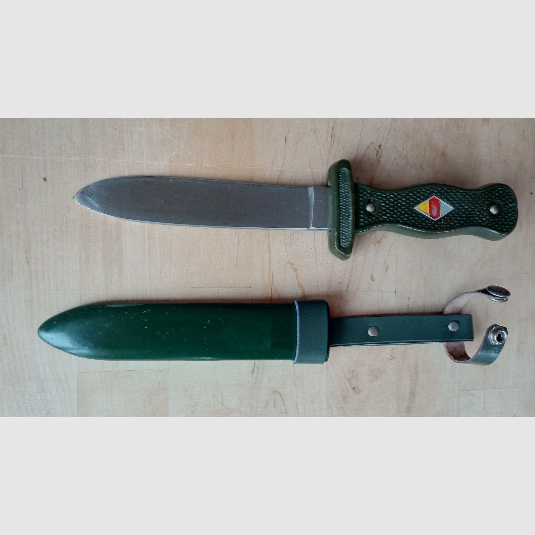 Original travel knife from Hubertus Solingen from the Cold War, based on the BW combat knife and visually inspired by the HJ travel knife.