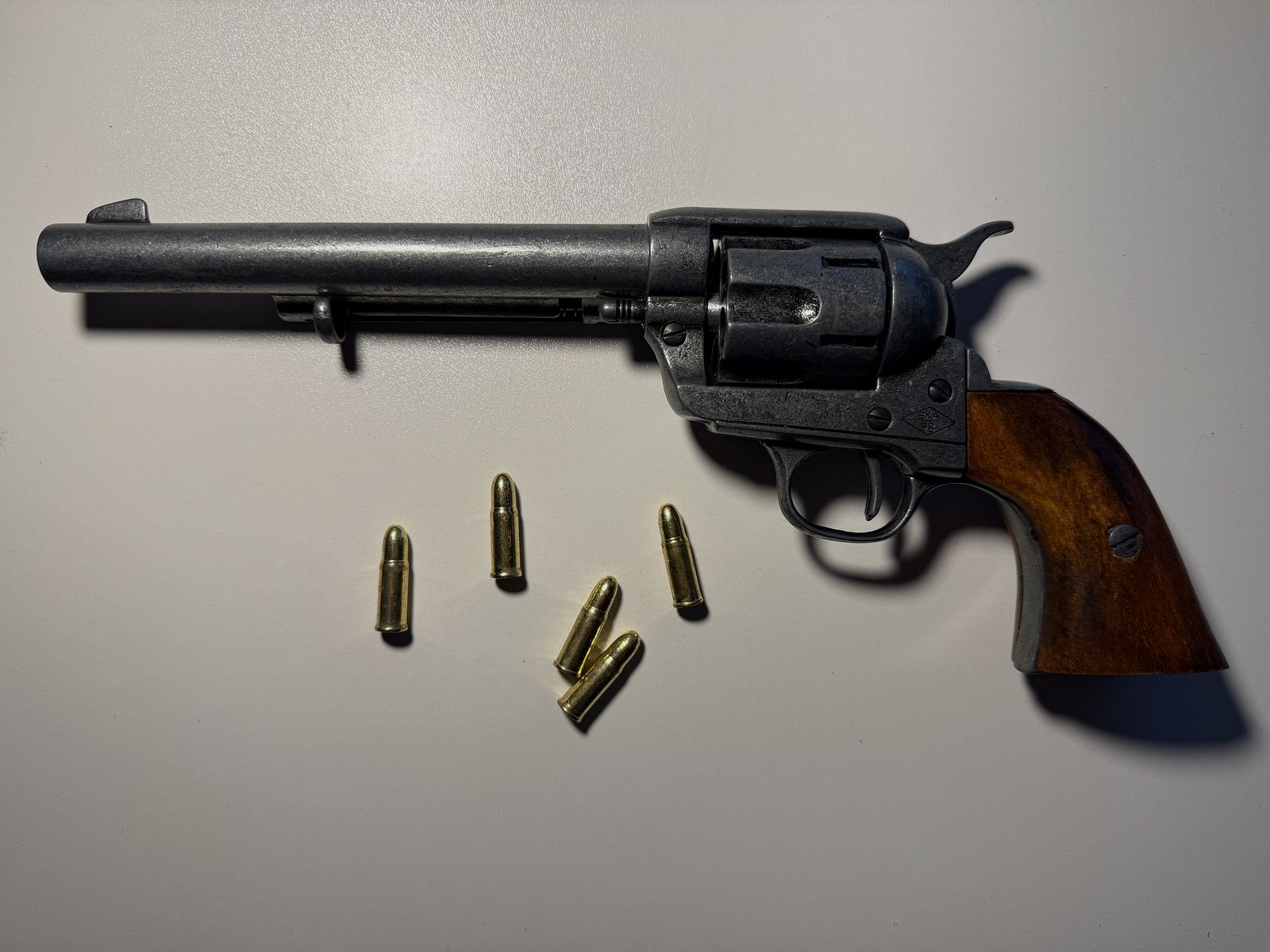 Decorative Revolver US Cavalry Colt Denix Colt .45 Peacemaker USA 1873, old gray