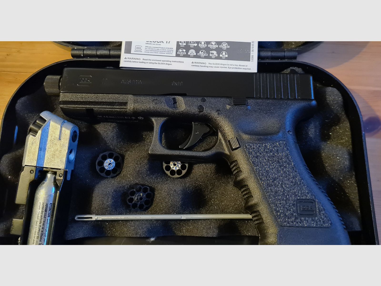 Glock 17 with barrel thread Co2 pistol caliber 4.5 mm steel BB / Diabolo blowback