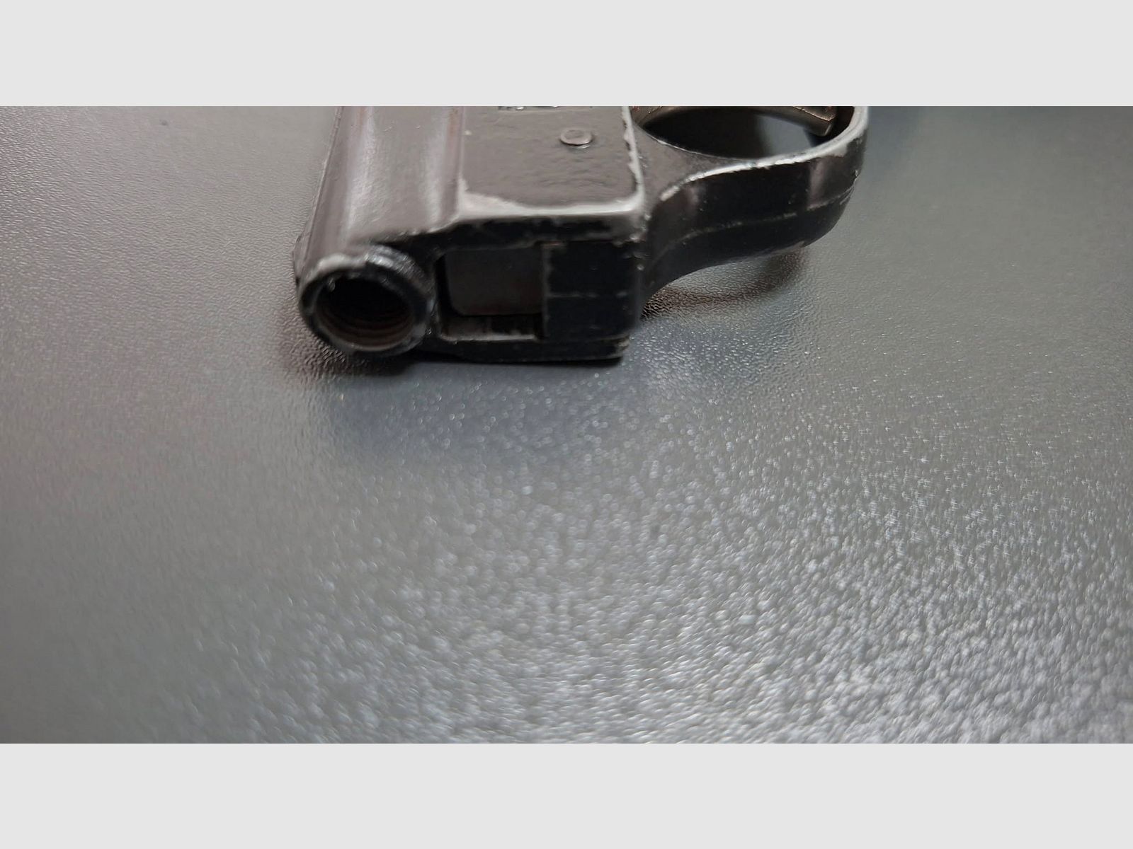 Pistola a salve calibro 6 mm trovata in soffitta