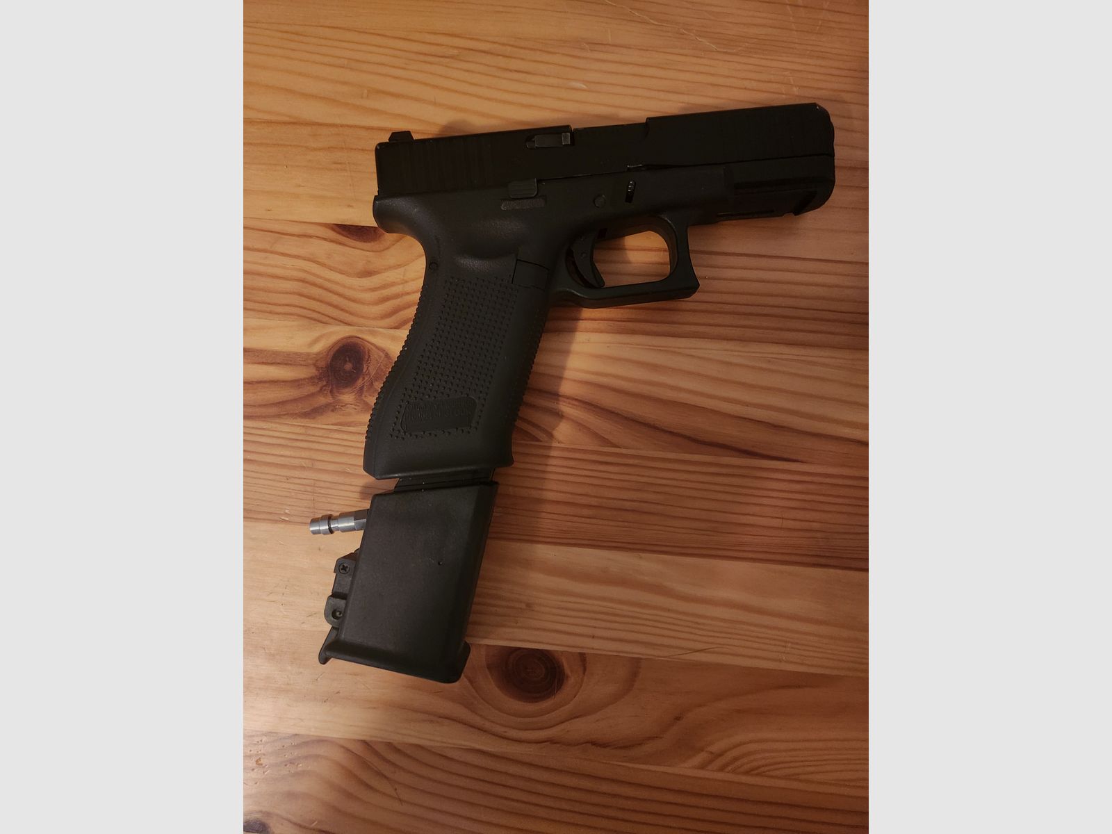 Glock 45 Airsoft 6mm BB – 2 magazines + HPA adapter + holster/accessories – 18+