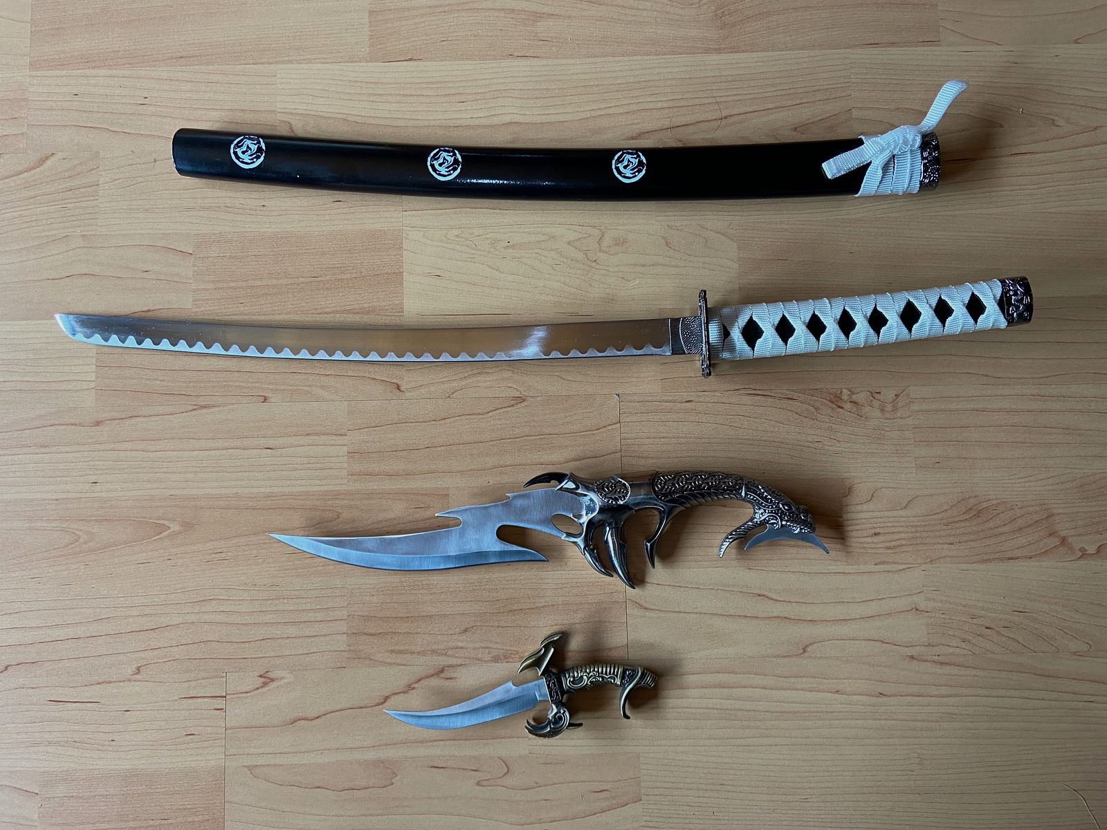 Samurai sword + fantasy knife used to like new