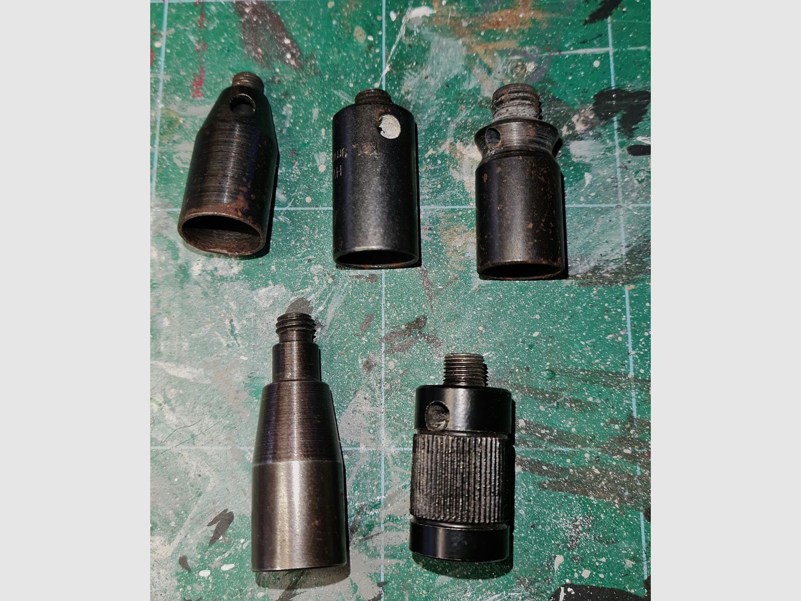 5 verschiedene Abschussbecher für Schreckschusspistolen