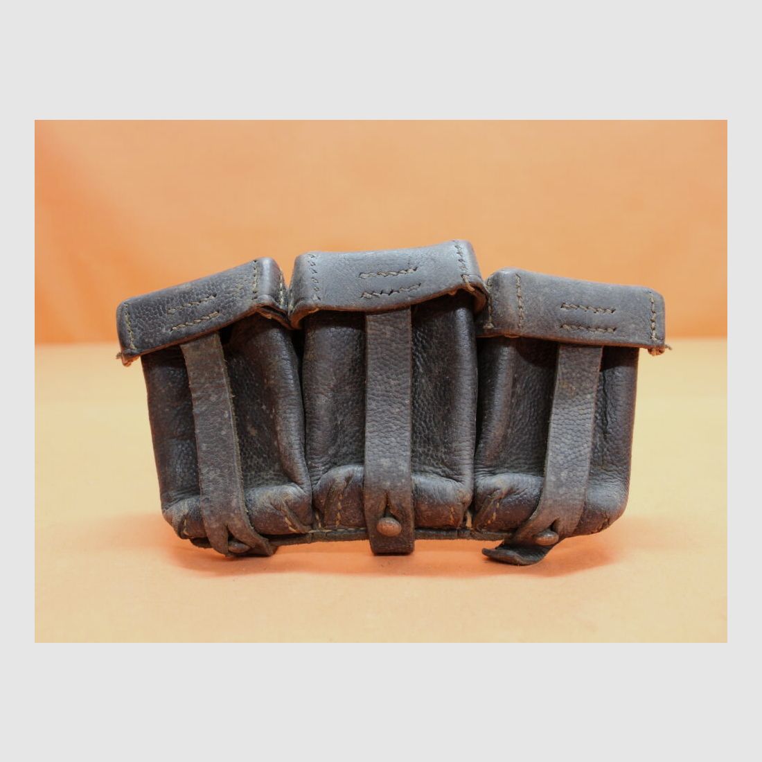 SURPLUS Mauser K98k: bolsa de cartuchos de cuero negro original de 3 compartimentos para cintas de carga. SURPLUS por ejemplo WK2/ BGS