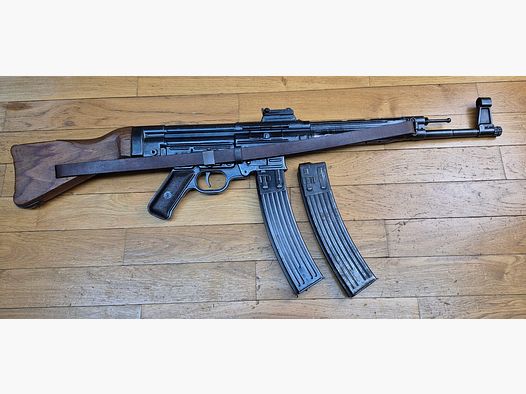 Beau Sturmgewehr 44 – MP43 / MP44 / Stg44 – Arme Erma de 1945 – 1er fusil d&rsquo;assaut de l&rsquo;Histoire – Non monomatricule mais 100% de la 2°GM – Pas repassé DDR / Yougoslavie – 2 chargeurs 30 coups d&rsquo;origine – Arme rare et mythique en excellent état – TBE+ – Catégorie A2 – Export EXCLUSIVEMENT