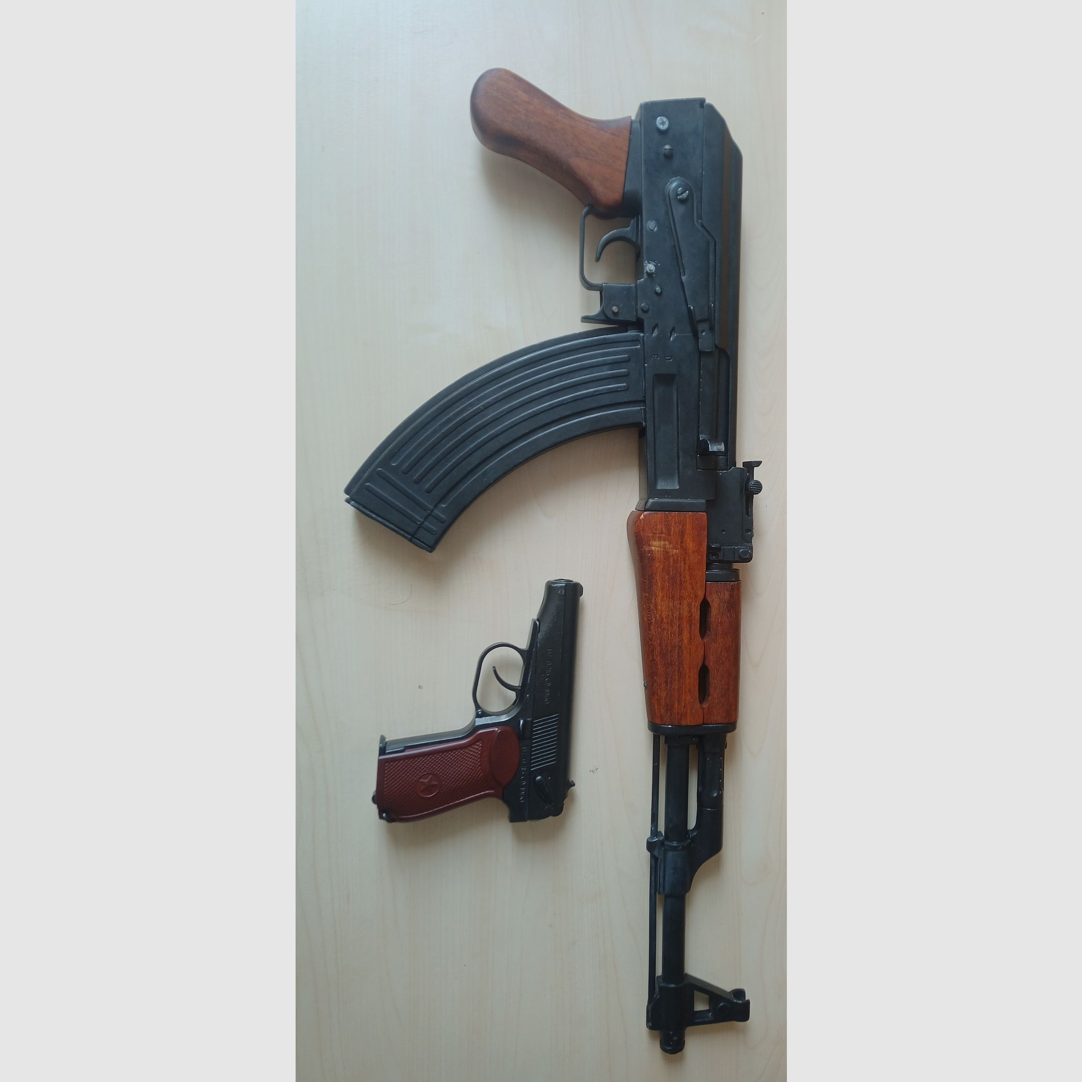 AK47 und Makarov von Denix Dekowaffen.