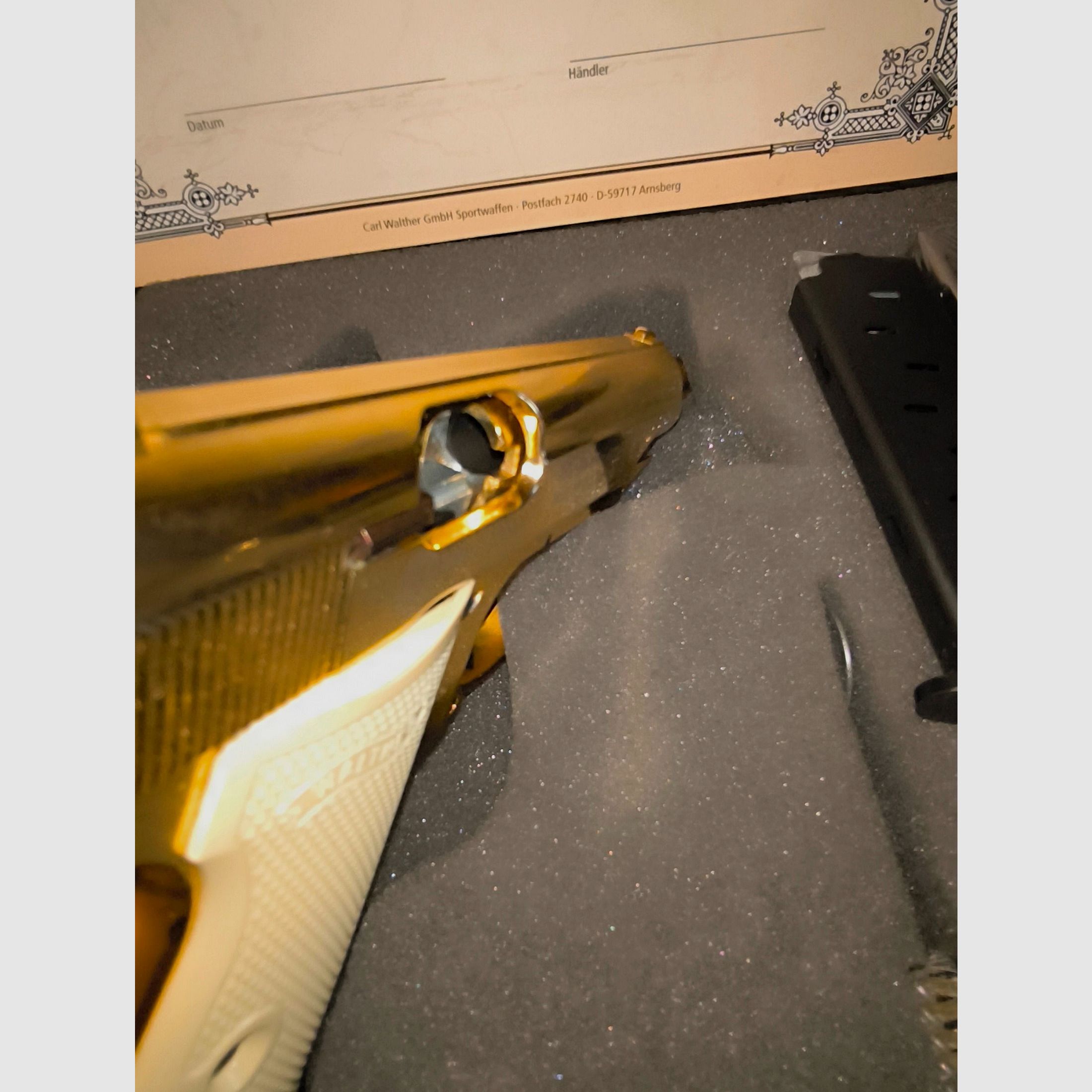 Attention collectors & James Bond fans, rarity - display piece-limited special edition & new for decades, as well as no longer available on countless pages and platforms, Walter PP with white grips & VHS, top condition!!! As good as new & unfired!!