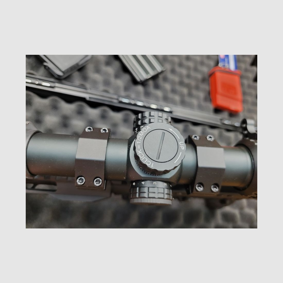 Carabina AR 15 – marca ADC – modello M5 versione Custom Plus – calibro 223 – in valigetta originale – accessori custom tra cui ottica – organi di mira meccanici UTG – ottica Firefield di tipo reflex – corpo lavorato – canna da 12,5 pollici forgiata a freddo – ideale per tiri fino a 600m – usato in condizioni pari al nuovo, immagine 22 di 35