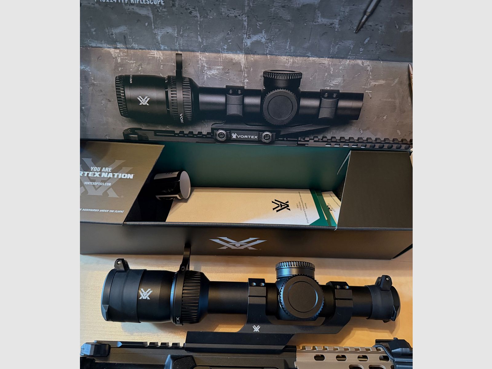 Vortex Strike Eagle 1-10x24 FFP EBR8 BDC MRAD + Vortex scope mount, immagine 2 di 3