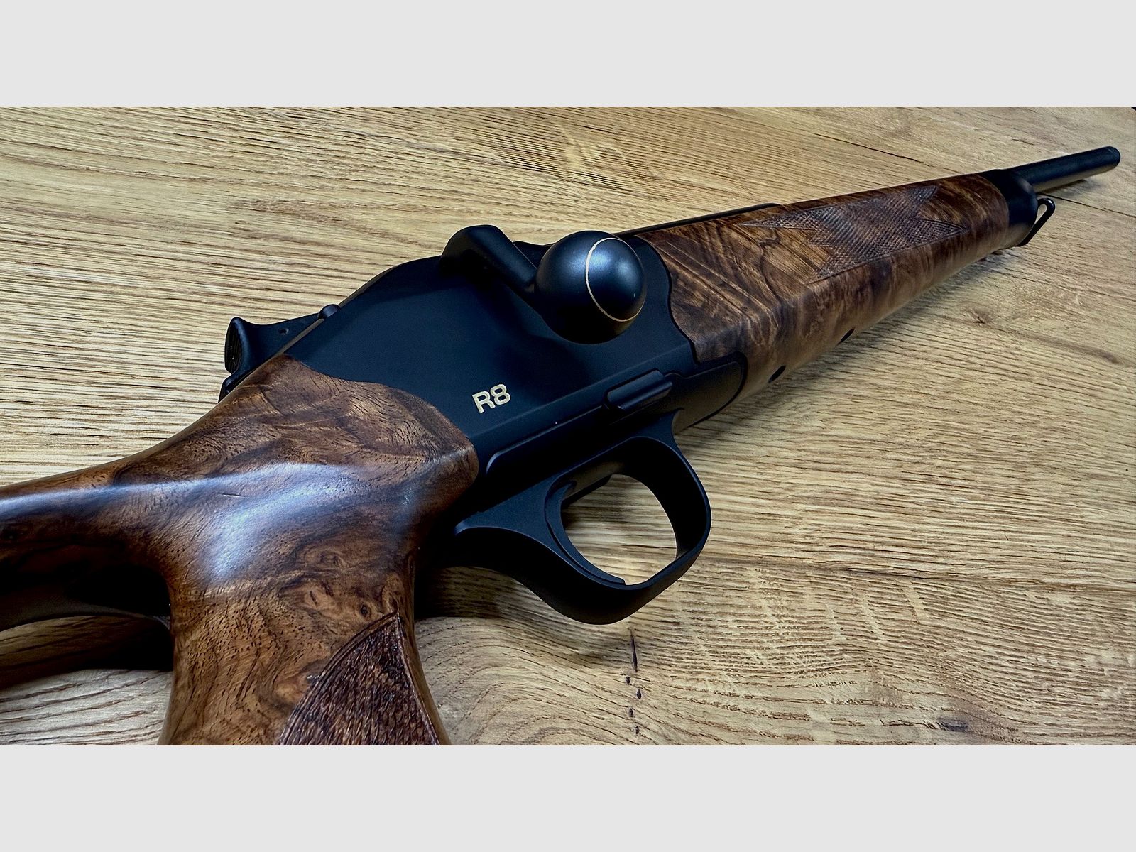 Blaser R8 mit traumhaftem Zubehör-Lochschaft Holzklasse 8-9, goldenes R8 Logo, Kammergriff Selours, gekürzter Lauf, M15x1 Gewinde, Standard-Kaliber wählbar