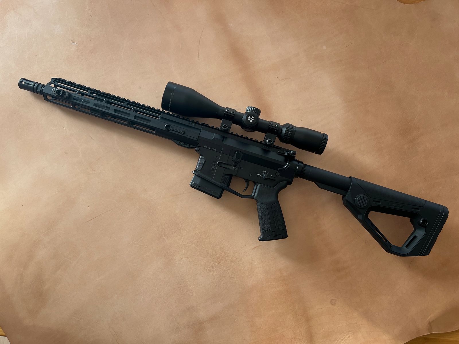 Hera Arms AR15 mit Glas und Zubehör