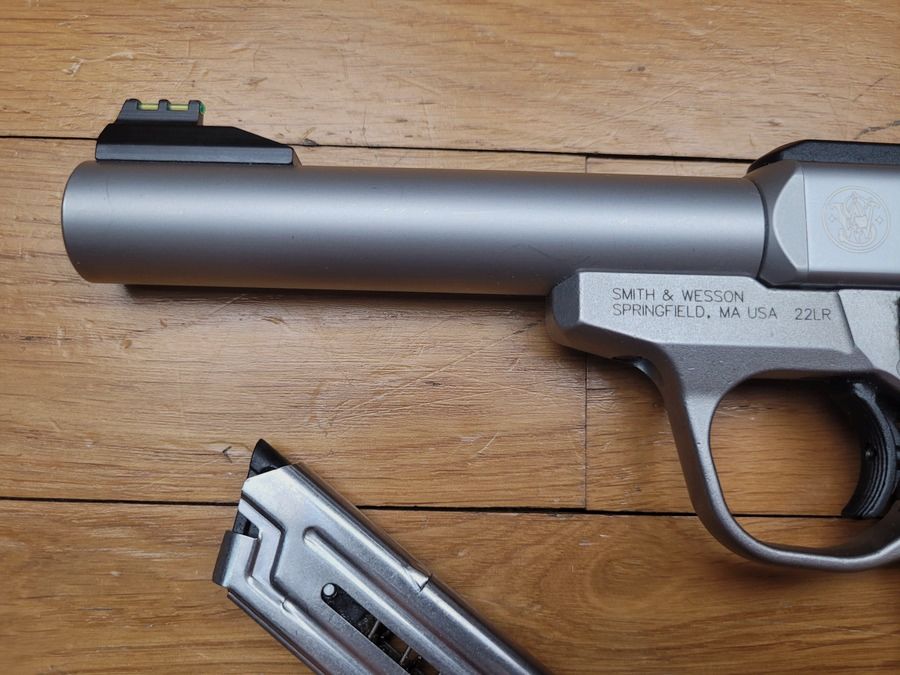 Nuovo – pistola SW22 Victory – calibro 22LR – canna bull in 5 ¼ – tutto in acciaio inossidabile – organi di mira in fibra ottica – 2 caricatori – picatinny possibile – bello quanto preciso, immagine 13 di 17