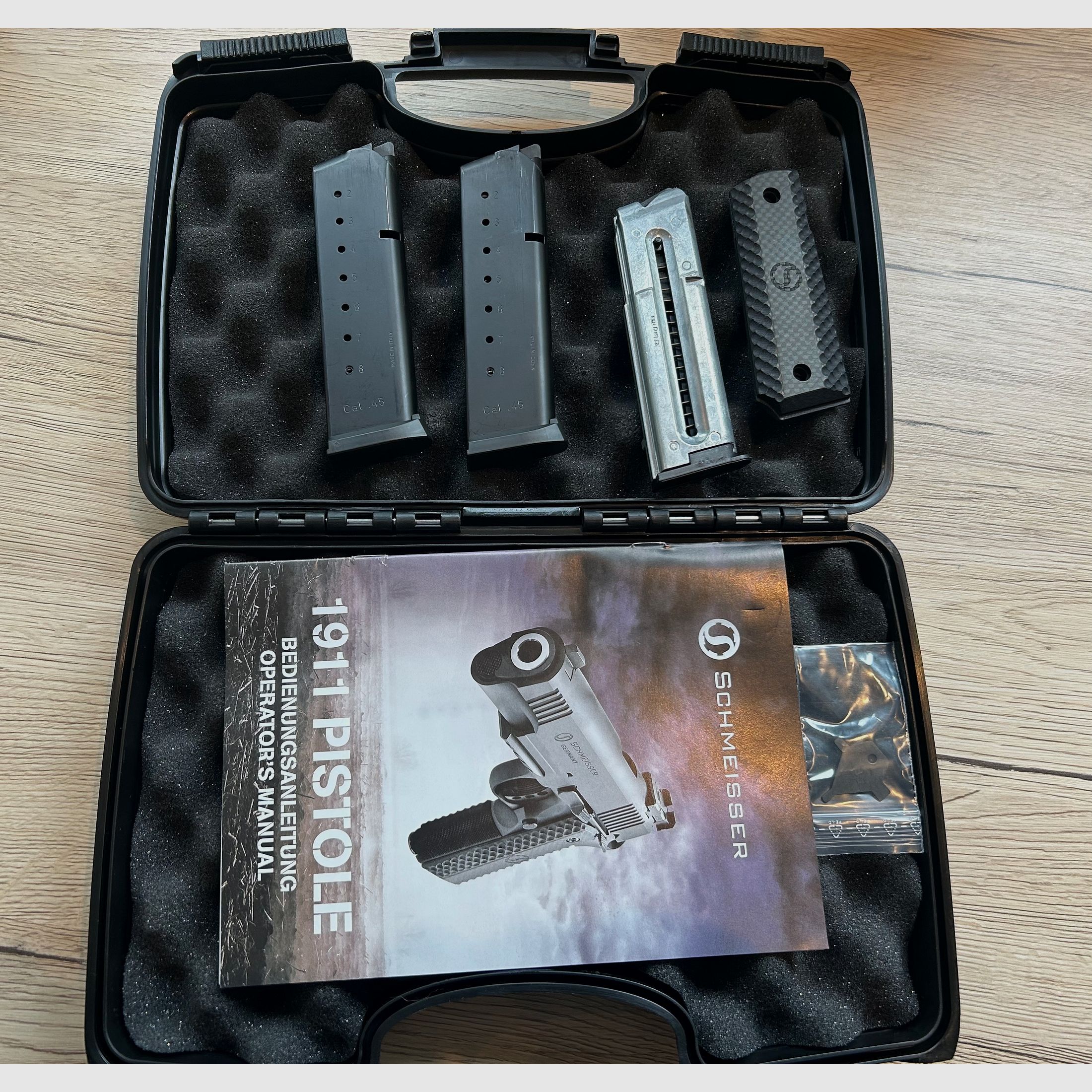 Schmeisser Hugo 5 pulgadas 45ACP con sistema intercambiable GSG 22LR como nuevo.