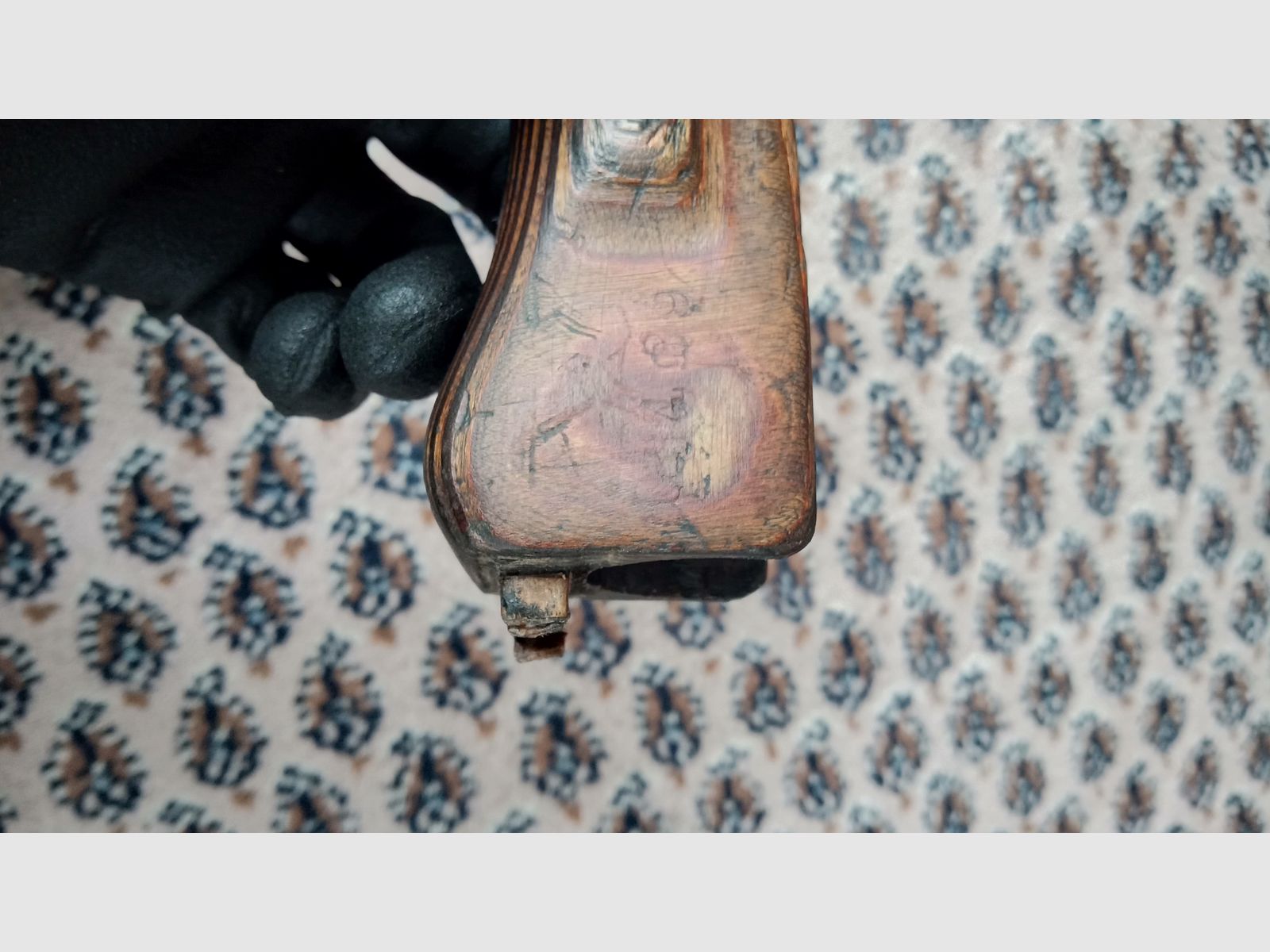 Ancien protège-main AK en contreplaqué ajusté dans un AK fraisée, idéal pour Yunker Co2 ou GSG Cybergun.