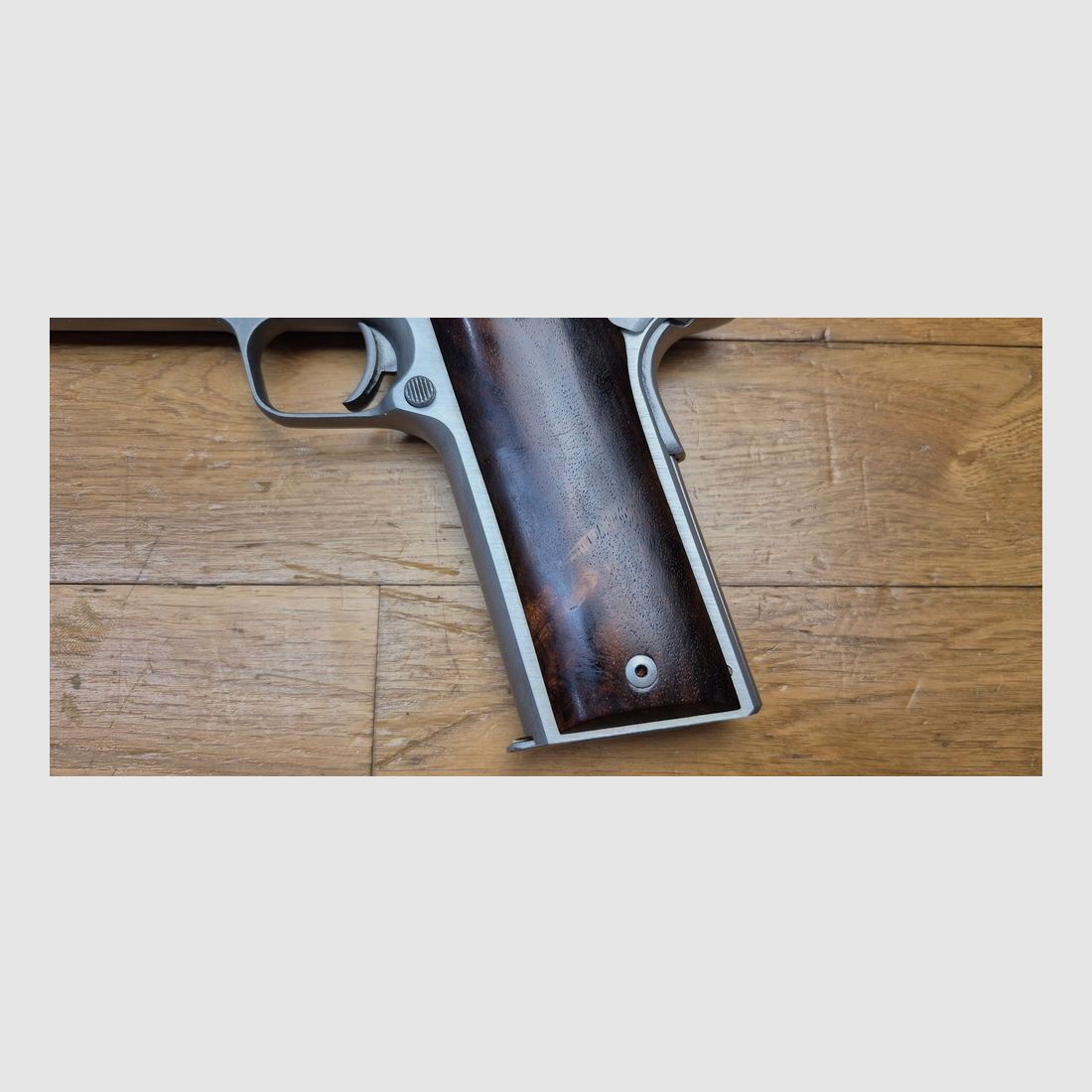 Außergewöhnliche Coonan « Classic » Version B – Seltene Selbstladepistole im Kal. 357 Mag – 7 Schuss +1 – Die beste Pistole im 357 Magnum – Waffe weit überlegen dem Desert Eagle in diesem Kaliber – Weniger als 10.000 Exemplare – Außergewöhnliche Waffe geliefert mit 3 Magazinen (!) – Herstellung aus außergewöhnlichem Stahl – Seltene und sehr gefragte Stück – Zustand nahezu neu! – TBE+/TBE++, Bild 22 von 27