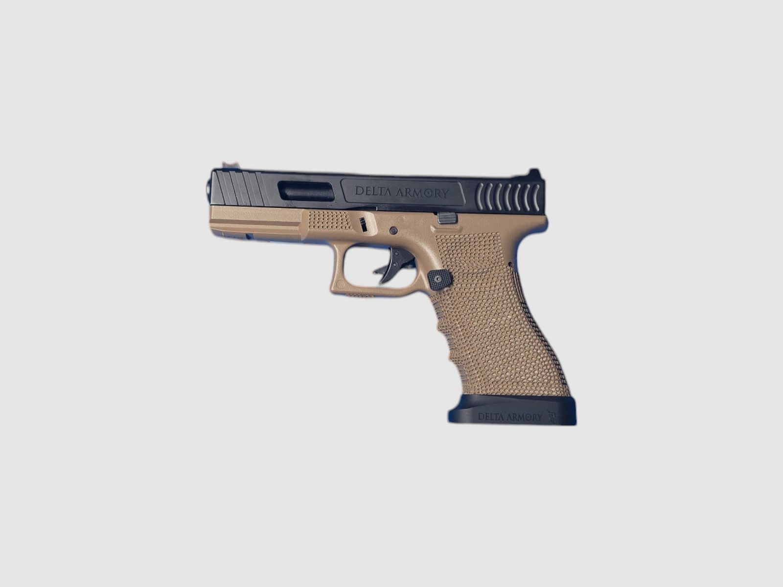 P01 GBB Airsoft Pistole mit Grip Stippling in Tan | Delta Armory