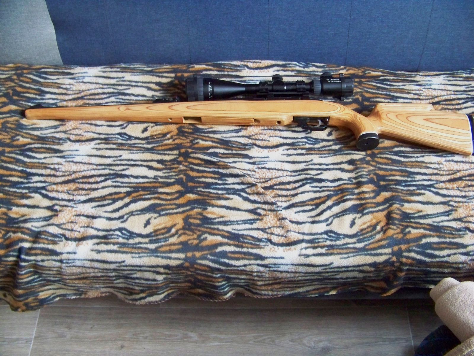 CO" Gewehr Podium im Stutzen Schaft mit Zielfernrohr 4,5mm
