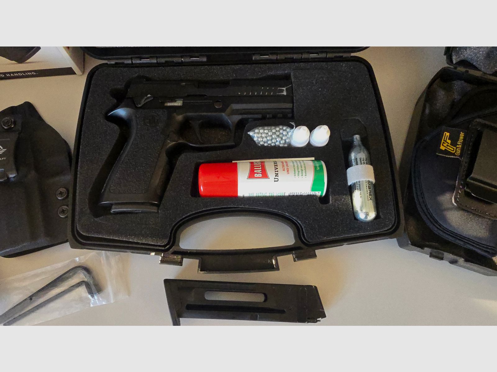 Sig Sauer zestaw - 4,5mm CO2 Sig Sauer P320 X Carry & P365 oraz akcesoria