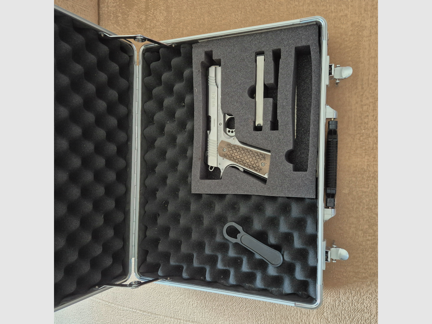 Remington 1911 R1 Enhanced, Bild 2 von 3