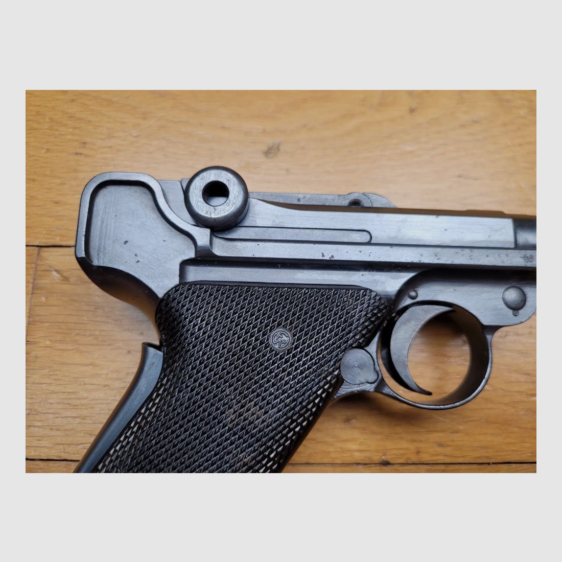 Zeer mooie Zwitserse Luger P06/1929 – kal. 7,65 Parabellum – een van de allerlaatsten geproduceerd – Zeer zeldzaam exemplaar voor de civiele markt (een van de 317!) – monomatrikel – magazijn volgens model – Uitstekende staat!, afbeelding 17 van 19
