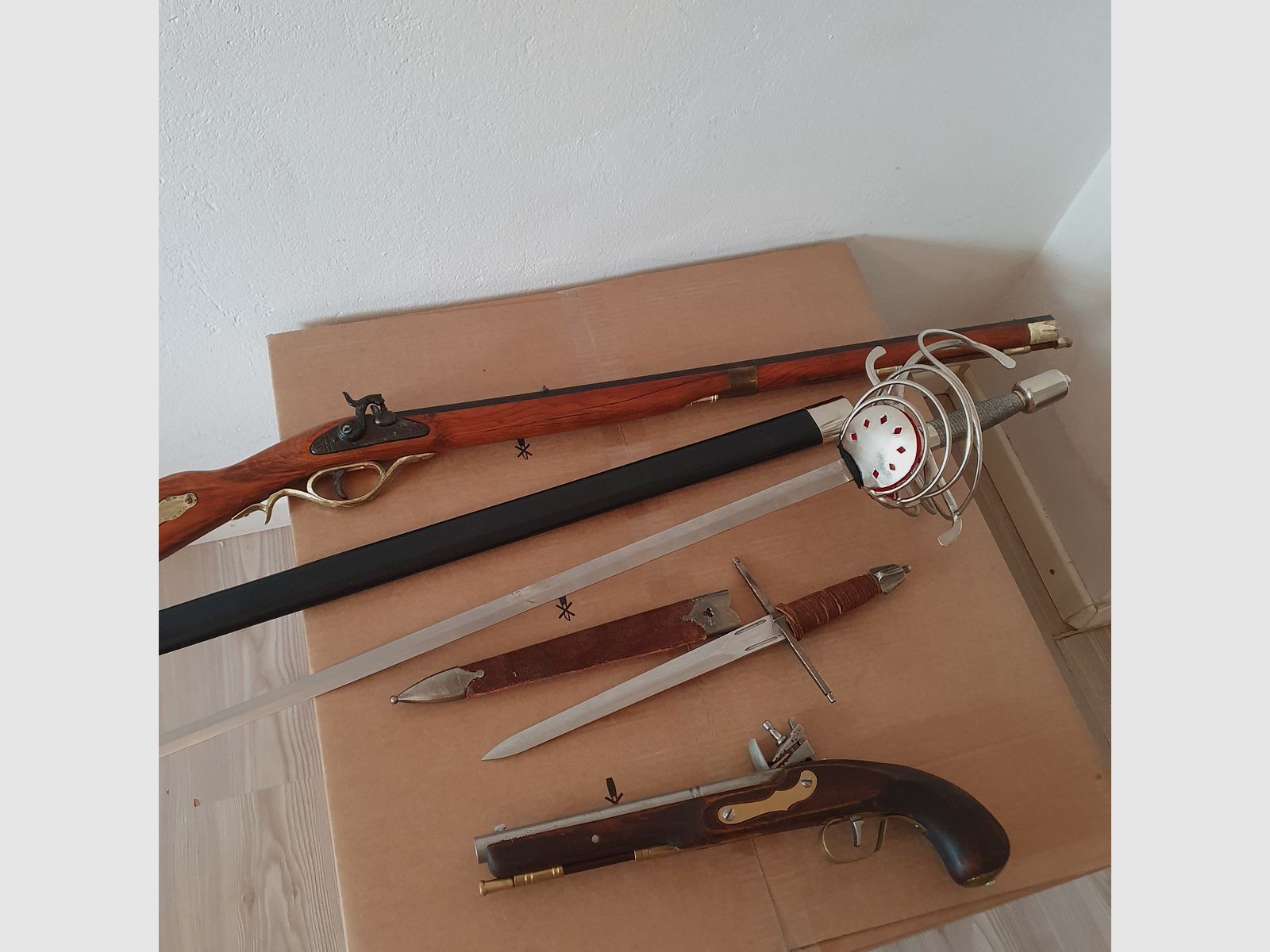 Konvolut Degen, Steinschlosspistole, Dolch, Gewehr