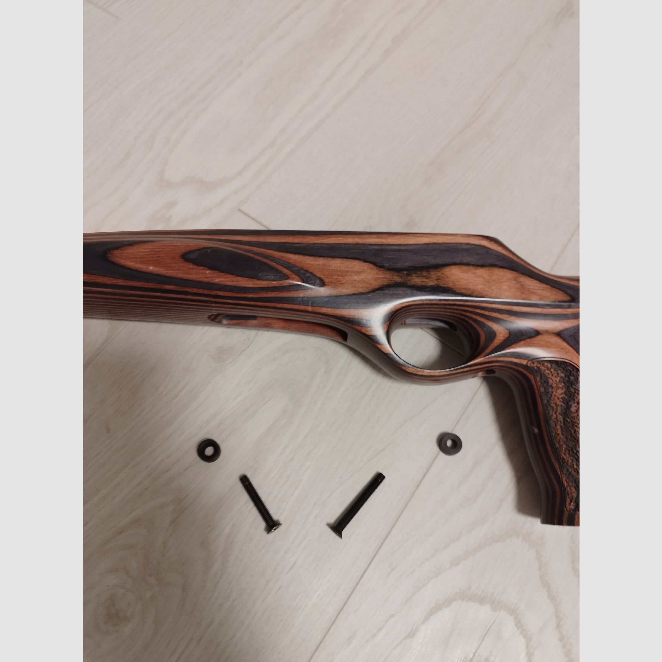 Original CZ457 Holzschaft Thumbhole con espaciadores modulares