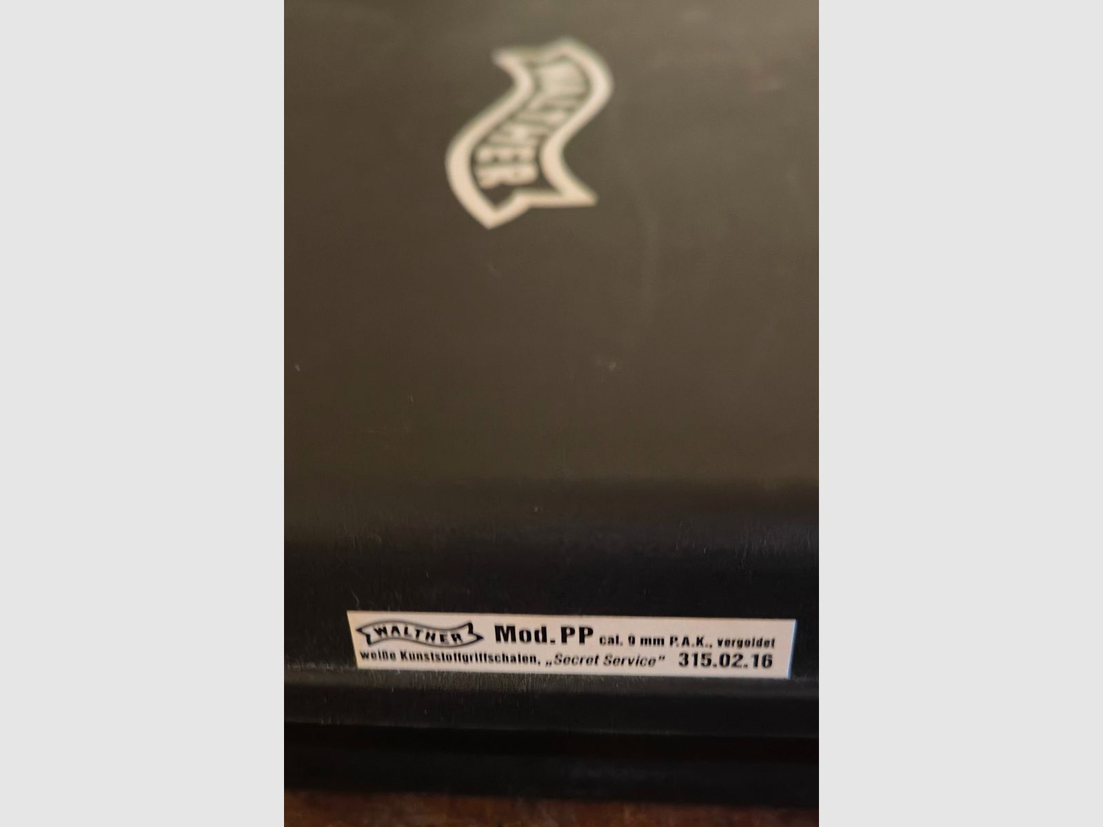 Achtung Sammler & James Bond Fans, Rarität - Vitrine Stück-Limitierte Sonderedition & seit Jahrzehnten neu, sowie auf unzähligen Seiten Plattformen nicht mehr zu bekommen, Walter PP mit Weißen Griffschalen & VHS, Top Zustand!!! Neuwertig & Ungeschossen!!