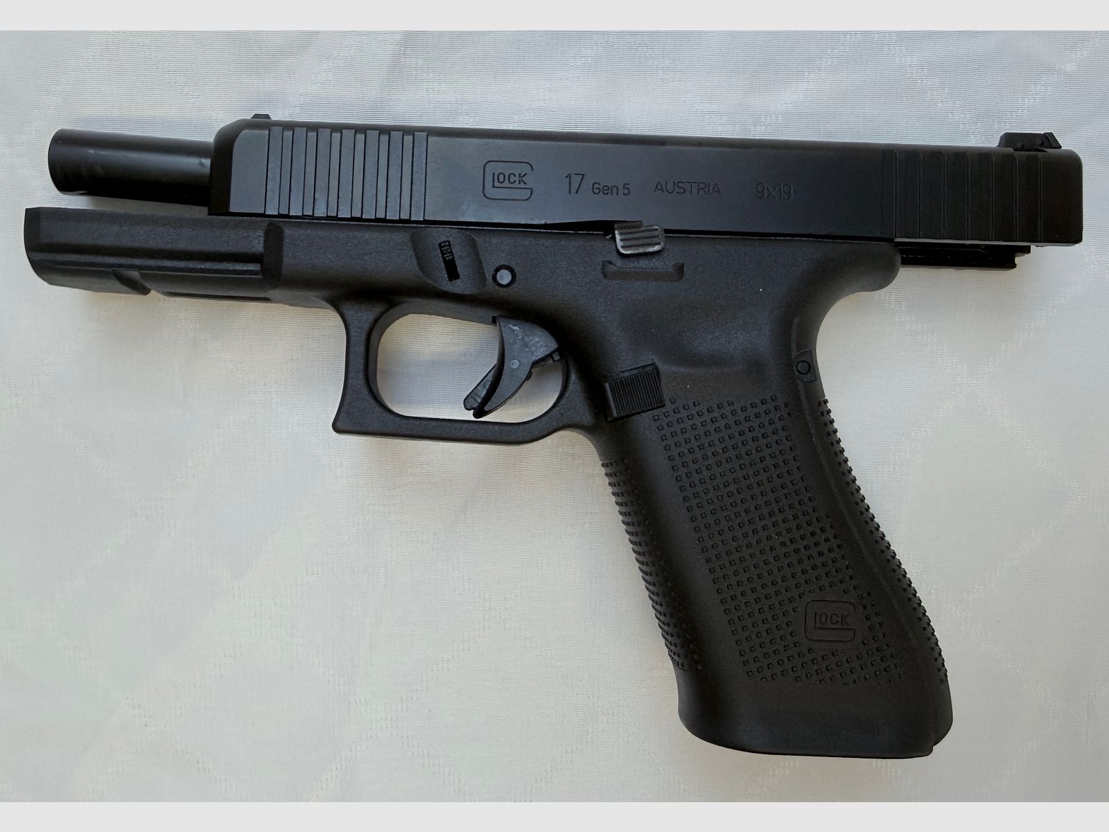 Glock17 gen 5, like-new Glock 17 Gen. 5 (9×19) – fired only once with 17 shots.