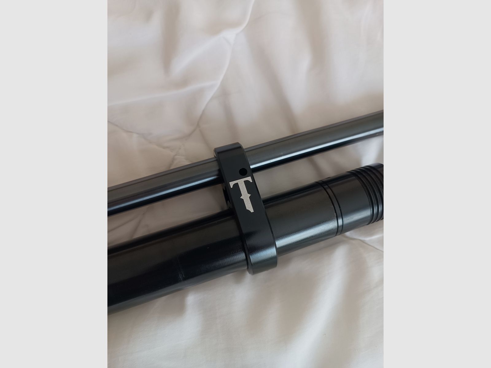 Absolutes Unikat: Walther Dominator Holzschaft 6,35mm (.25) – Kaum geschossen (ca. 150 Schuss)! + Alu-gefräste Laufbrille, 3x Custom Quickfill-Kartuschen & 4 Magazine