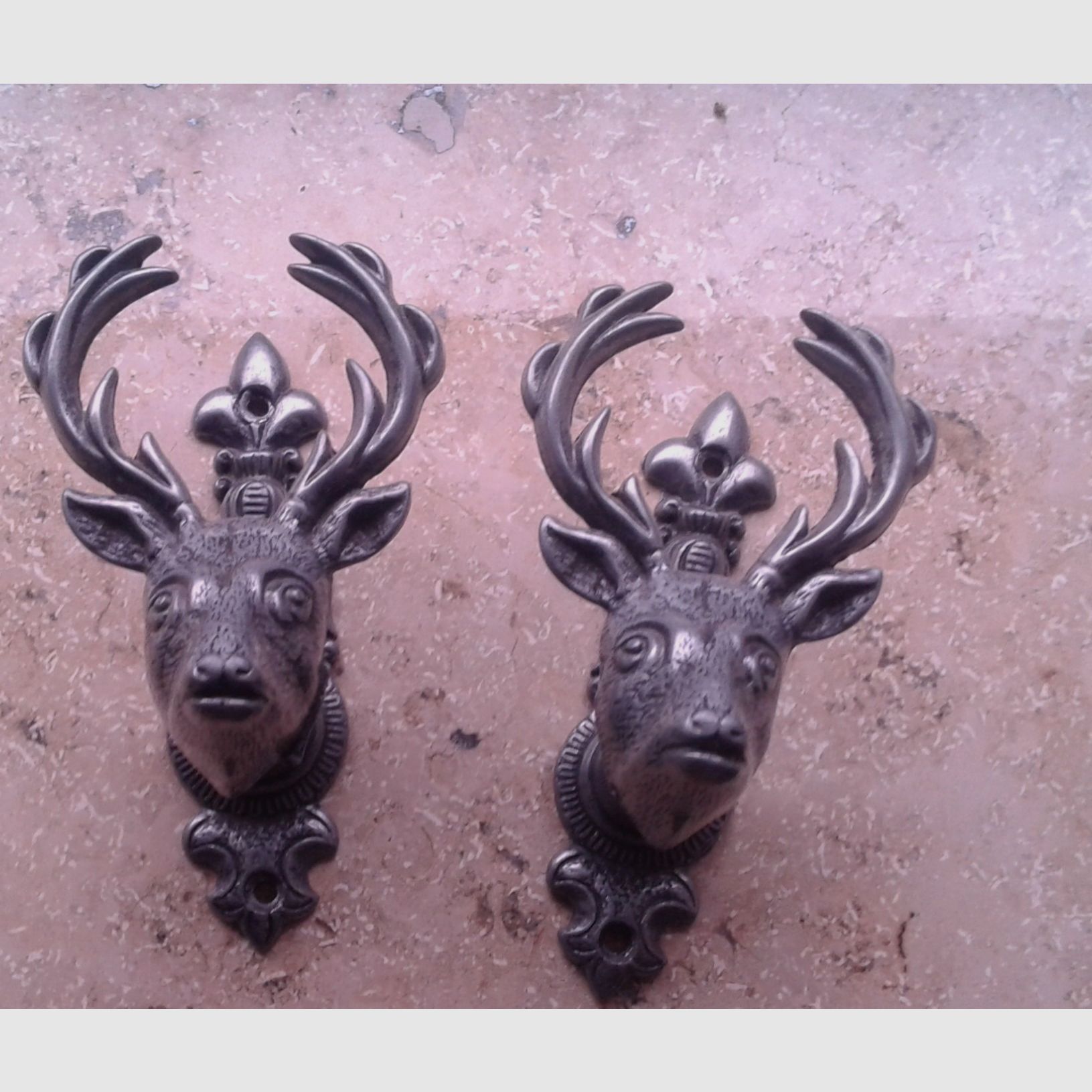 Decoratief geweer met 2 wandbeugels hertenkop