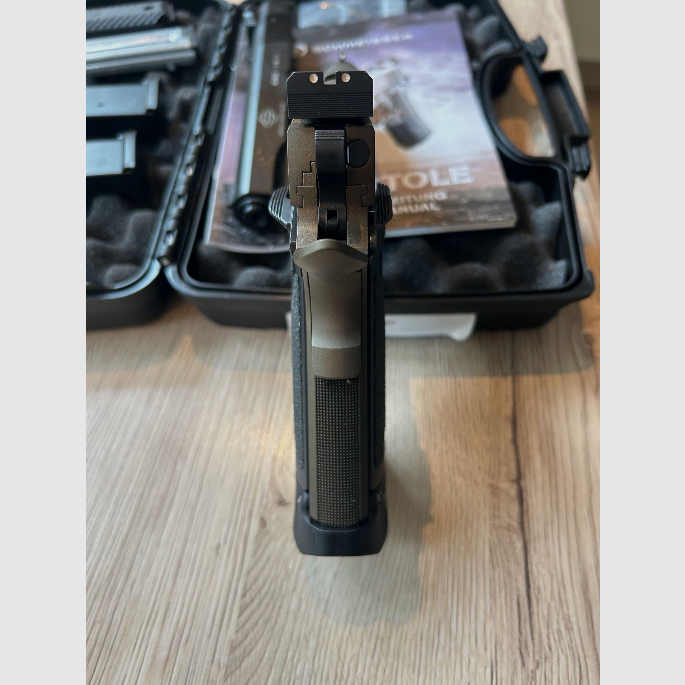 Schmeisser Hugo 5 pulgadas 45ACP con sistema intercambiable GSG 22LR como nuevo.