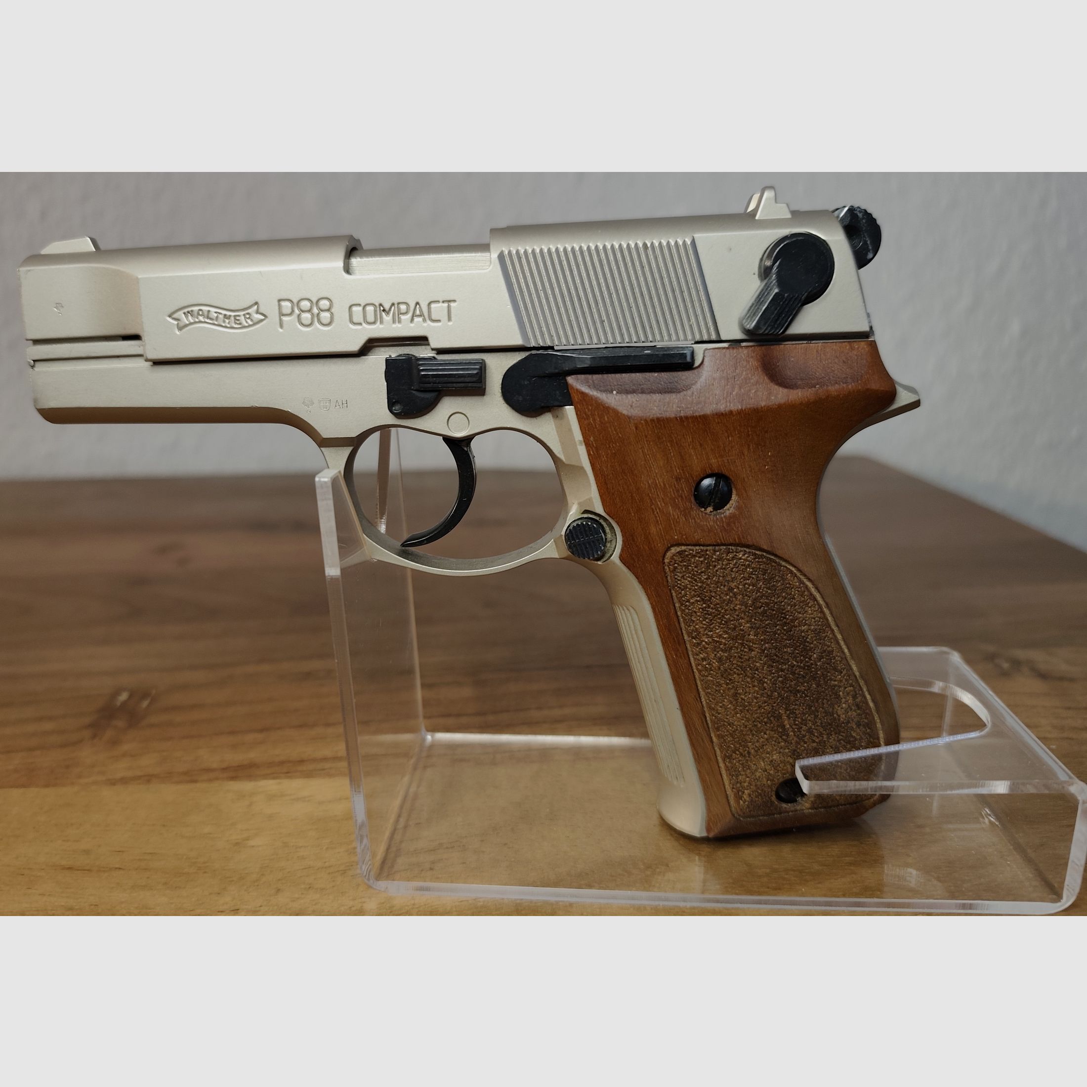 Walther P 88 Compact PTB 764 Nickel Kaliber 9mm Knall P.A.K Sehr guter Zustand