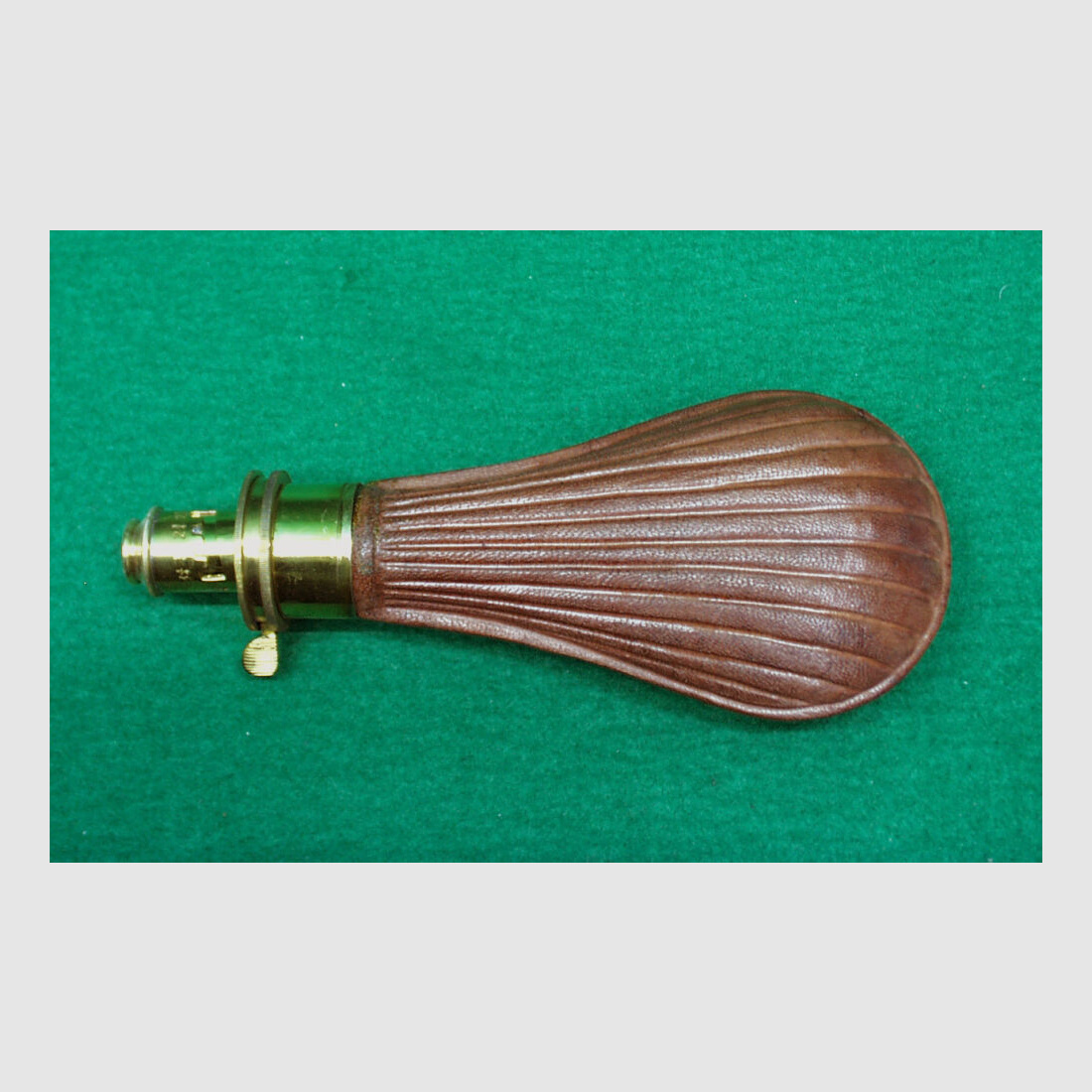 Indien	 Pulverflasche, Leder, (Streifen)