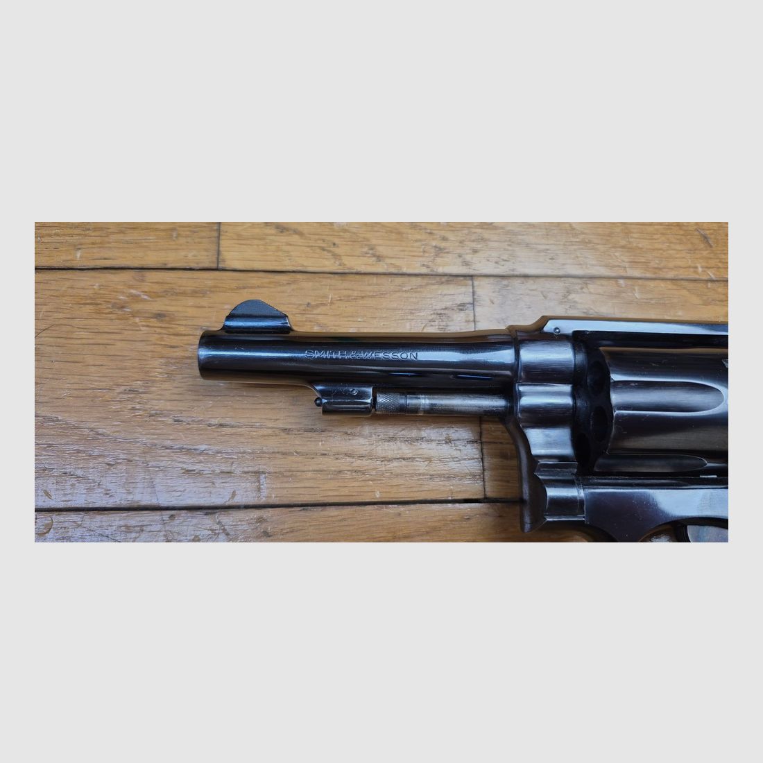 Sehr schöner Revolver Smith&Wesson Modell 10-5 – Der direkte Nachfolger des Hand Ejector Military & Police von 1899 – Legendäre Polizei- und Sportwaffe, eine der Stars aus Springfield – Waffe von 1968 – Sehr schöne Brünierung – Exzellente Mechanik – Sehr guter Lauf – Exzellente Standwaffe mit glorreicher Vergangenheit – TBE/TBE+, Bild 25 von 25
