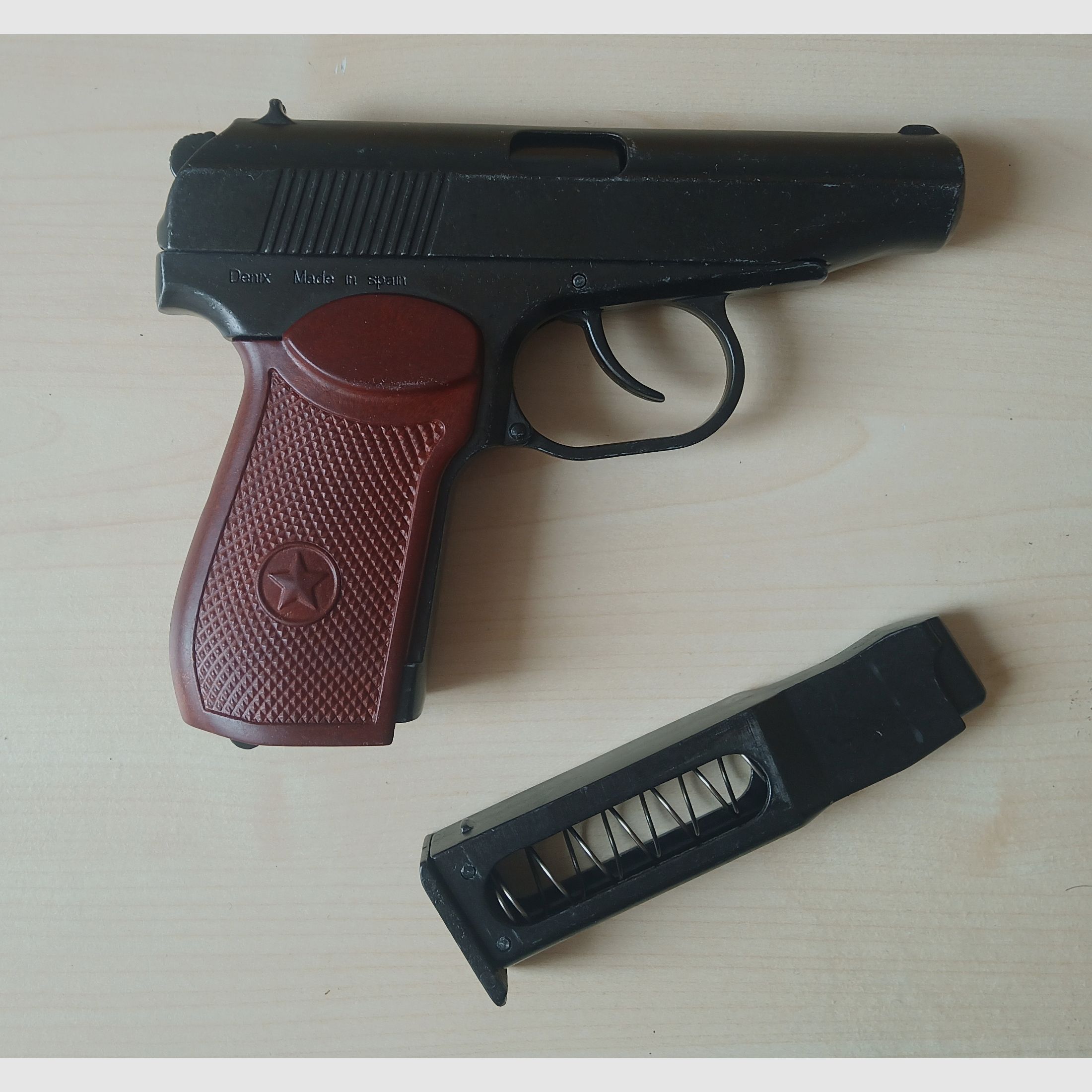 AK47 und Makarov von Denix Dekowaffen.