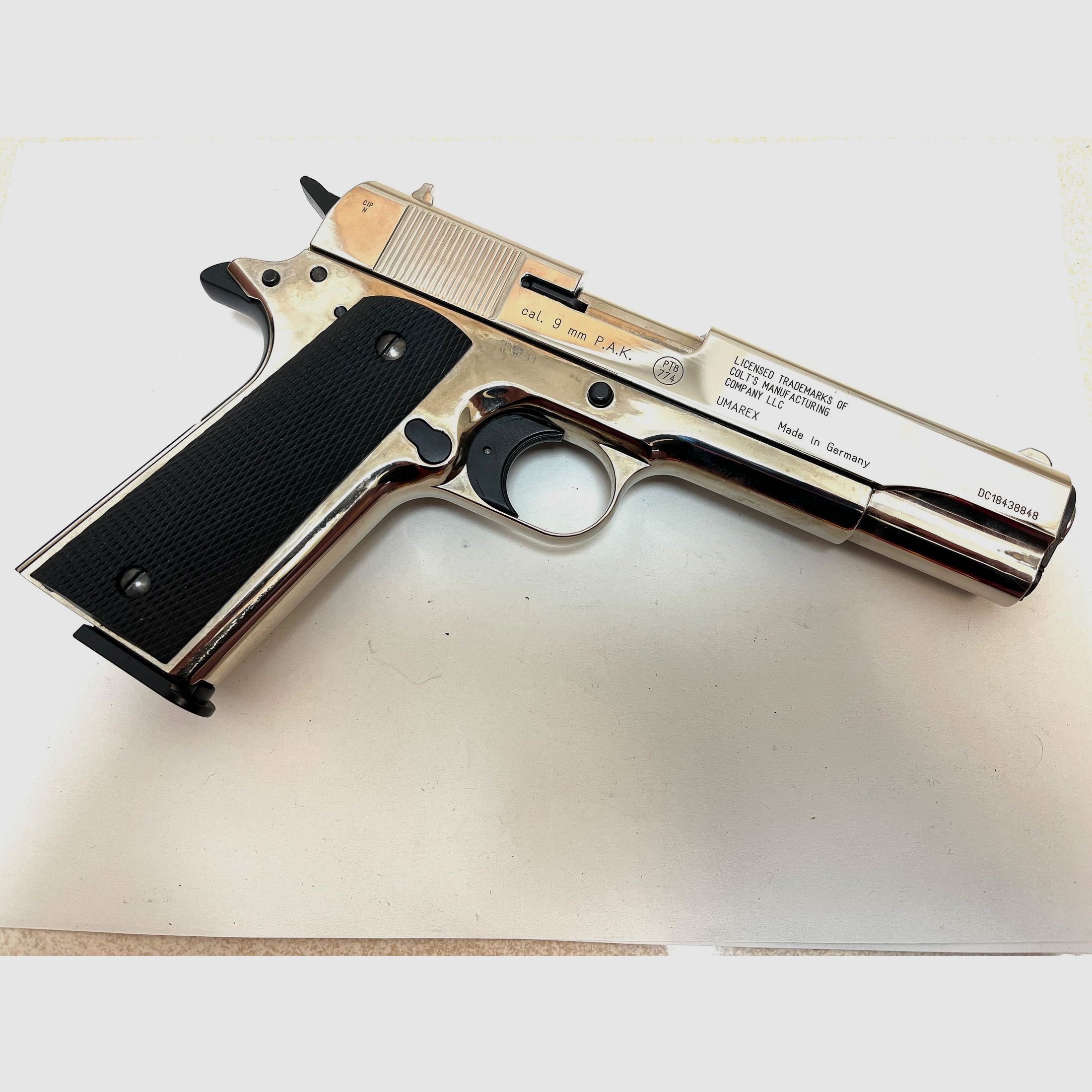 ••• Colt Government 1911 grips - plastic - original •••