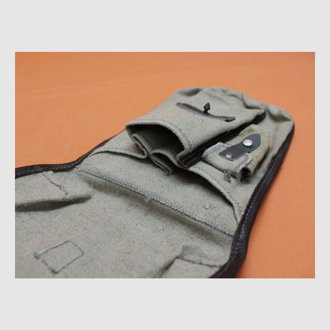 NVA SURPLUS Kalashnikov AKM: Magazintasche DDR hellbeige für 3 Stück 30-Schuss Magazine (Exportfertigung). (SURPLUS neuwertig/ geringe Lagerspuren)