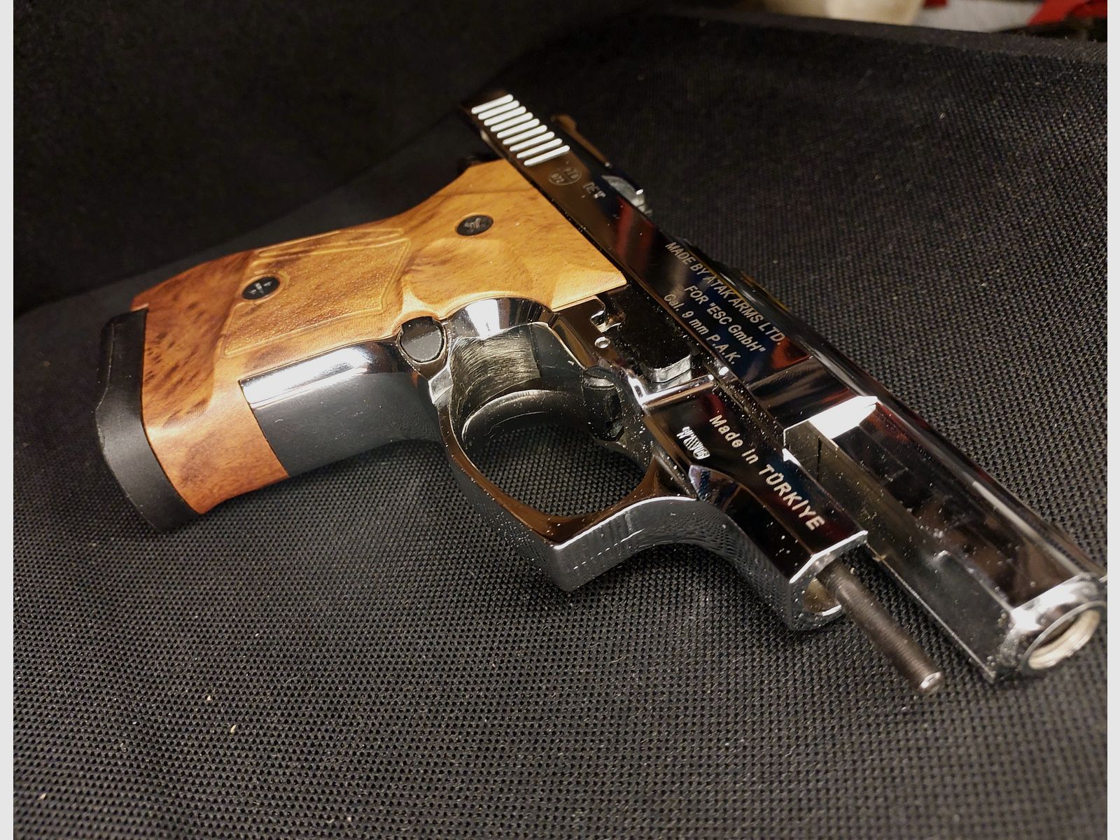 Zoraki 914 blank firing pistol 9mm P.A.K. chrome wood look (PTB 972 !!!) with 2 magazines and 2 pairs of grips - as good as new!