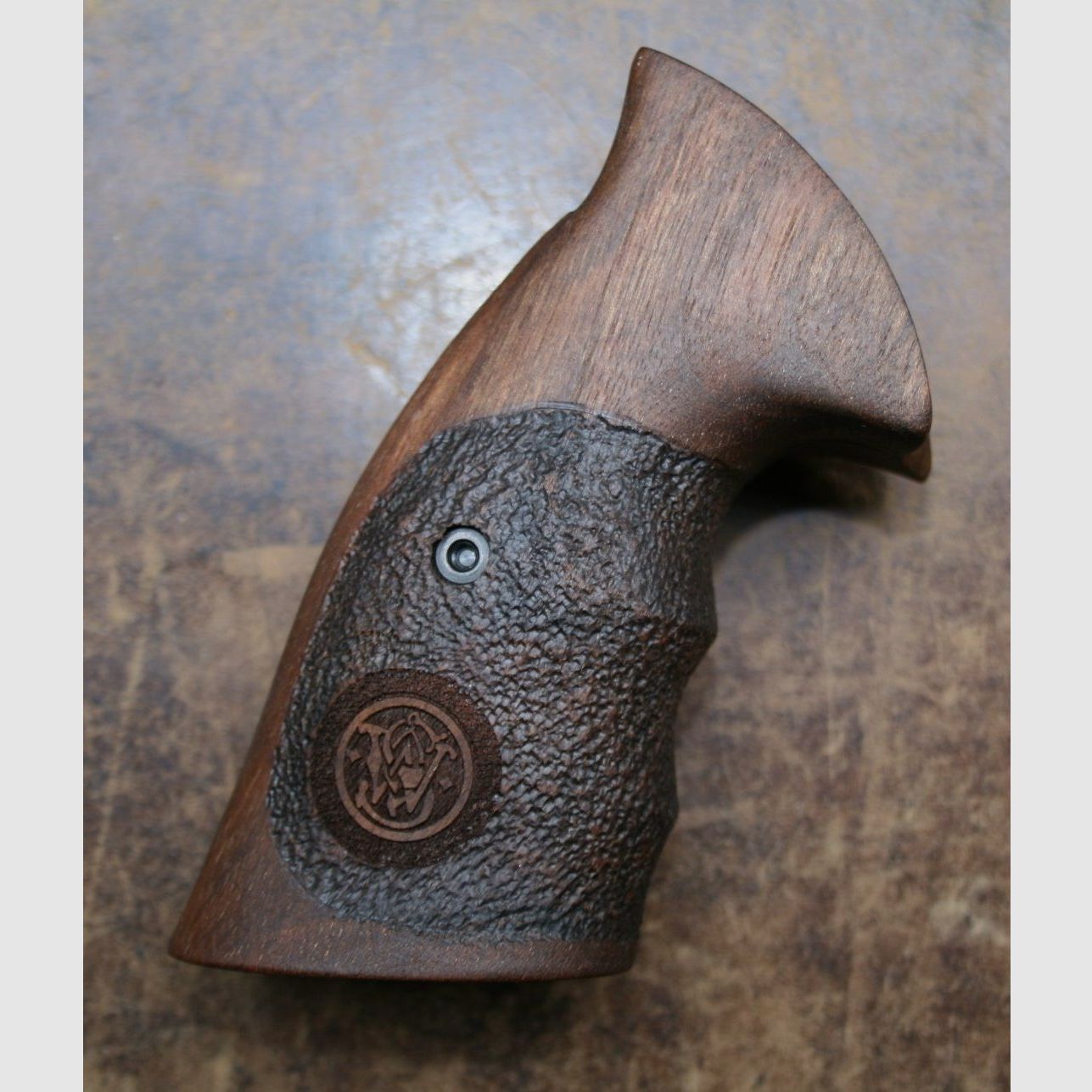 Impugnature in legno testurizzate con logo per revolver S&W K/L Square Butt, immagine 2 di 2